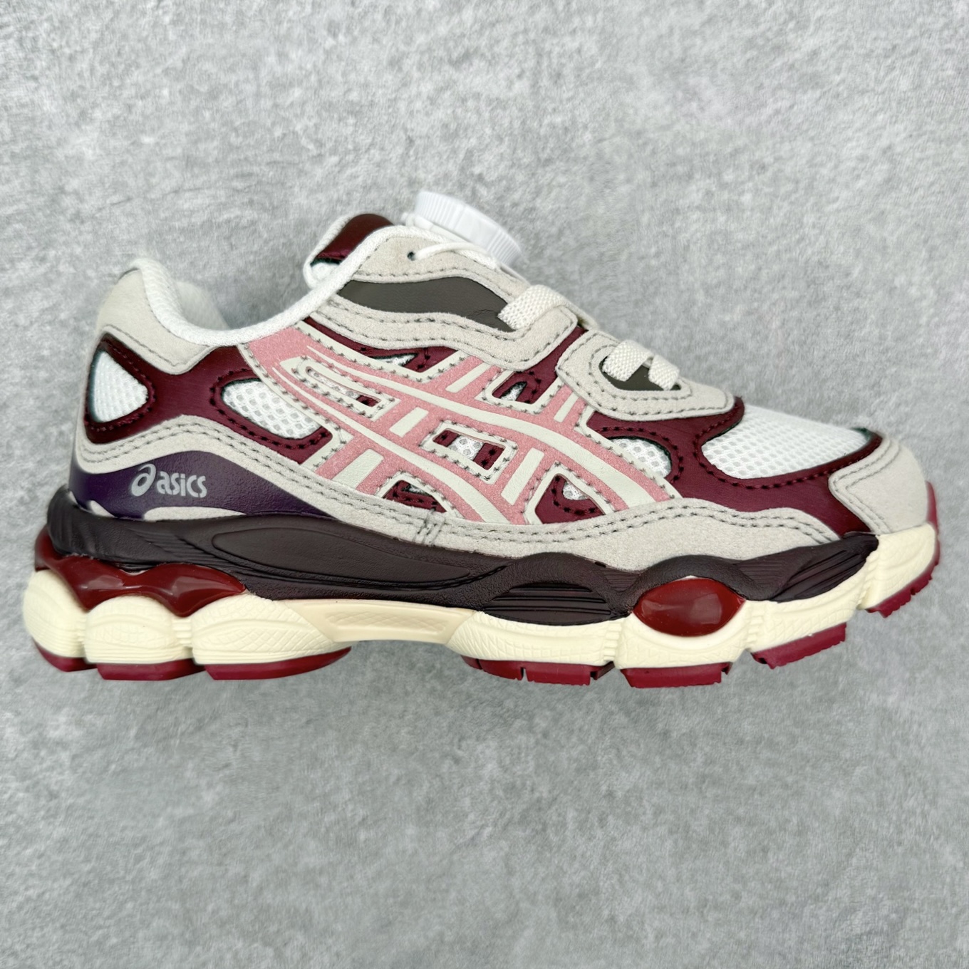 Asics GEL-NYC 亚瑟士防滑耐磨透气低帮运动休闲鞋童鞋 GEL-NYC™ 运动鞋的灵感源自传统和现代高性能跑步风格 其鞋面结构参考了 2000 年代初的 GEL-NIMBUS™ 3 鞋 并将其与 MC-PLUS V 设计中的各种装饰融为一体 该工装通过使用 GEL-CUMULUS® 16 鞋的工装系统来对比鞋面的复古风格 通过轻质泡沫和 GEL® 技术嵌入物的结合 这种中底结构有助于创造先进的脚底舒适度 尺码：27 28 29 30 31 32 33 34 35-选品中心