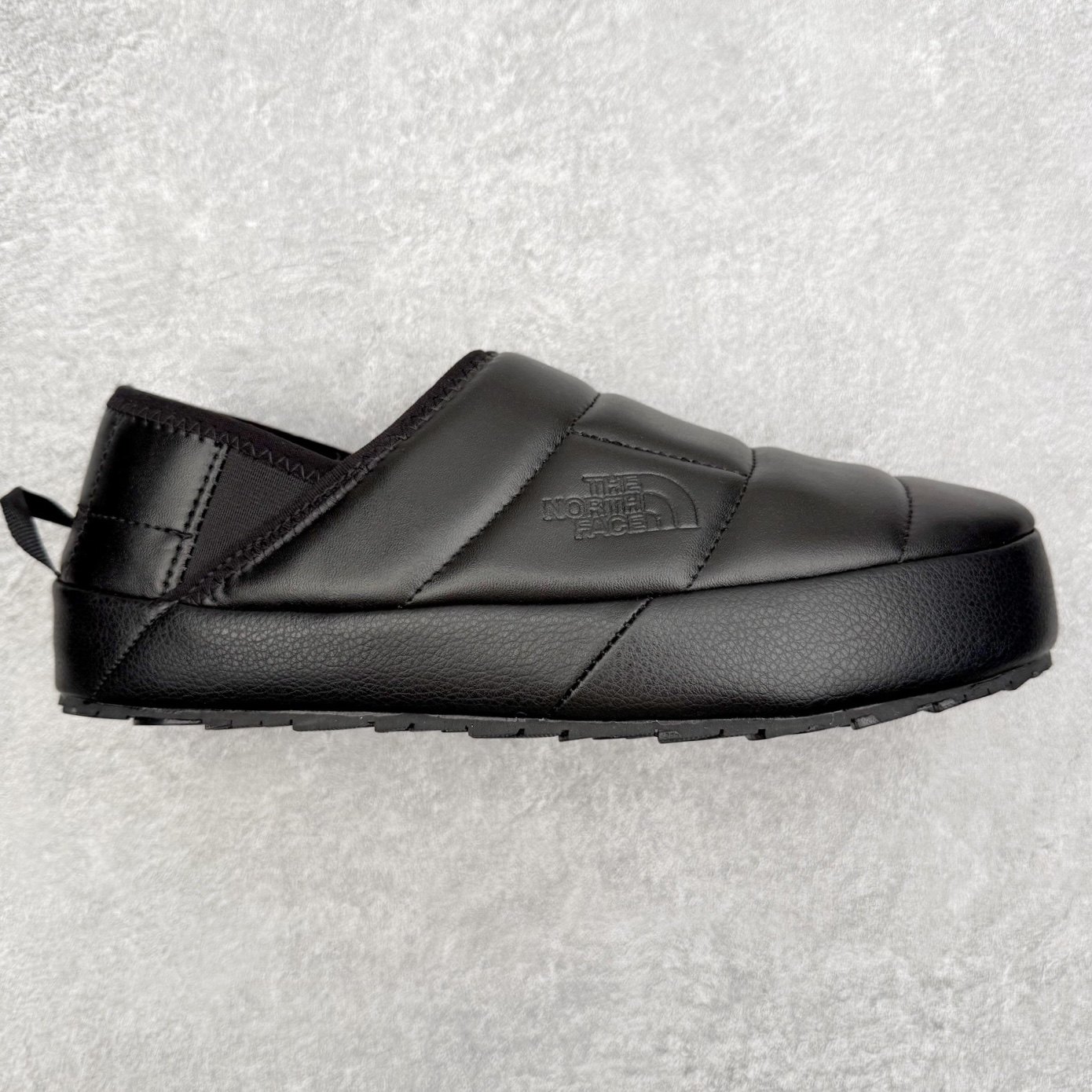 THE NORTH FACE 北面一脚蹬超轻保暖面包棉鞋 专业户外登山品牌（北面）The North Face自1966年创立，由两位热爱登山徒步的年轻登山者于美西旧金山开创，不断透过研发与创新，并且将最先进的技术结合在服装与鞋款设计，生产多种外型帅气且专业能力非常强的户外运动装备而备受欢迎。尺码：36 36.5 37.5 38 38.5 39 40 40.5 41 42 42.5 43 44 44.5 45-选品中心