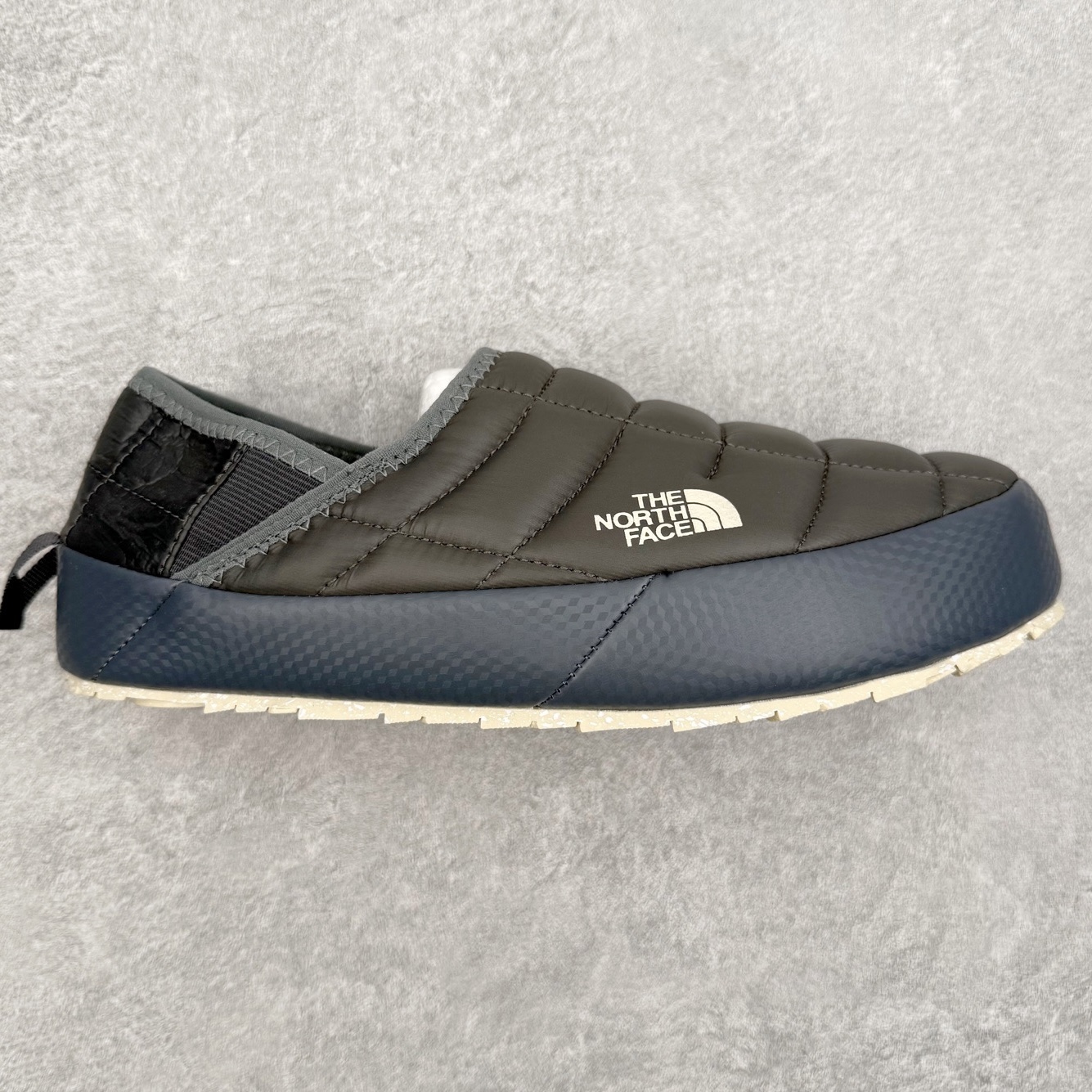 THE NORTH FACE 北面一脚蹬超轻保暖面包棉鞋 专业户外登山品牌（北面）The North Face自1966年创立，由两位热爱登山徒步的年轻登山者于美西旧金山开创，不断透过研发与创新，并且将最先进的技术结合在服装与鞋款设计，生产多种外型帅气且专业能力非常强的户外运动装备而备受欢迎。尺码：36 36.5 37.5 38 38.5 39 40 40.5 41 42 42.5 43 44 44.5 45-选品中心