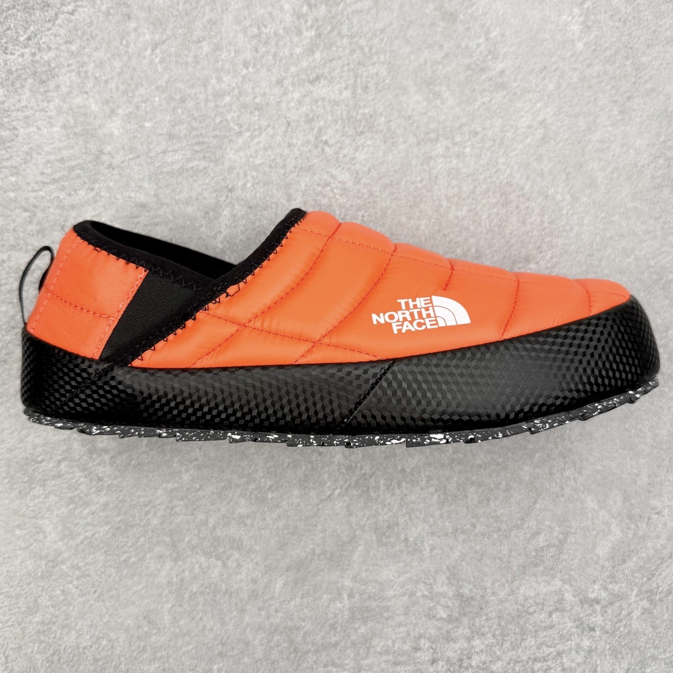 THE NORTH FACE 北面一脚蹬超轻保暖面包棉鞋 专业户外登山品牌（北面）The North Face自1966年创立，由两位热爱登山徒步的年轻登山者于美西旧金山开创，不断透过研发与创新，并且将最先进的技术结合在服装与鞋款设计，生产多种外型帅气且专业能力非常强的户外运动装备而备受欢迎。尺码：36 36.5 37.5 38 38.5 39 40 40.5 41 42 42.5 43 44 44.5 45-选品中心