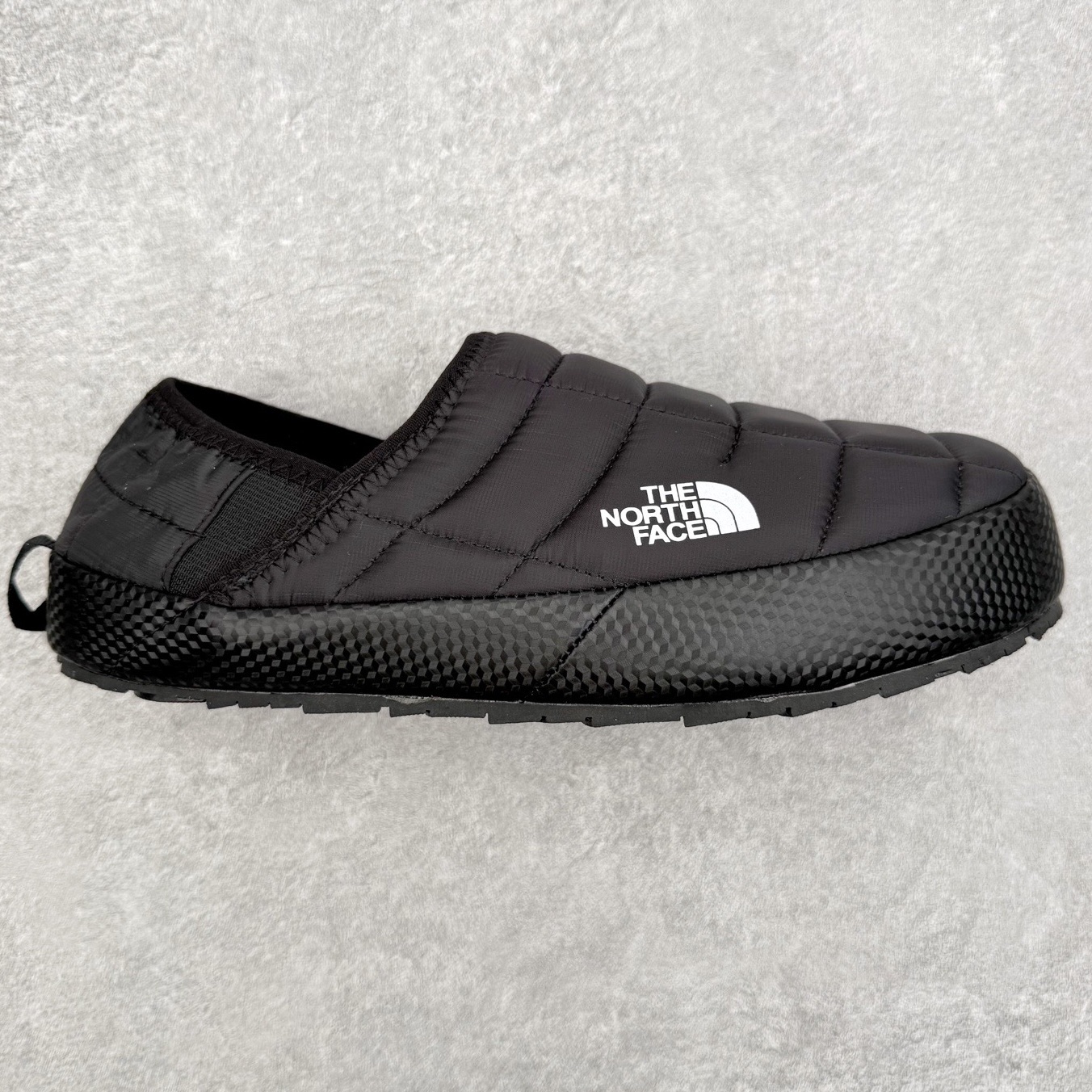 THE NORTH FACE 北面一脚蹬超轻保暖面包棉鞋 专业户外登山品牌（北面）The North Face自1966年创立，由两位热爱登山徒步的年轻登山者于美西旧金山开创，不断透过研发与创新，并且将最先进的技术结合在服装与鞋款设计，生产多种外型帅气且专业能力非常强的户外运动装备而备受欢迎。尺码：36 36.5 37.5 38 38.5 39 40 40.5 41 42 42.5 43 44 44.5 45-选品中心
