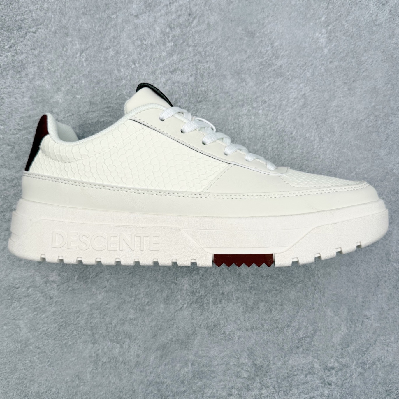 迪桑特DESCENTE Dualis DE Board运动舒适 低帮 生活休闲鞋 DESCENTE（迪桑特）创立于1935年，品牌名取自法语词汇，意为“滑降”。品牌箭头标识代表滑雪的三种技术“高速直线滑行”、“穿越”和“侧滑”，也寓意品牌在打造高端专业运动产品中不断追求完美的创新精神，致力于成为中国高端专业滑雪、综训、女子、铁人三项、高尔夫的第一品牌。实拍调校N版已经零色差零失真 百分百还原实物色彩所见即所得 不存在货不对板色差等低级问题 选购参考实物拍摄 不混卖不参货 只用心做好货严格选品 承诺混一赔十 尺码：36 36.5 37.5 38 38.5 39 40 40.5 41 42 42.5 43 44 44.5 45-选品中心