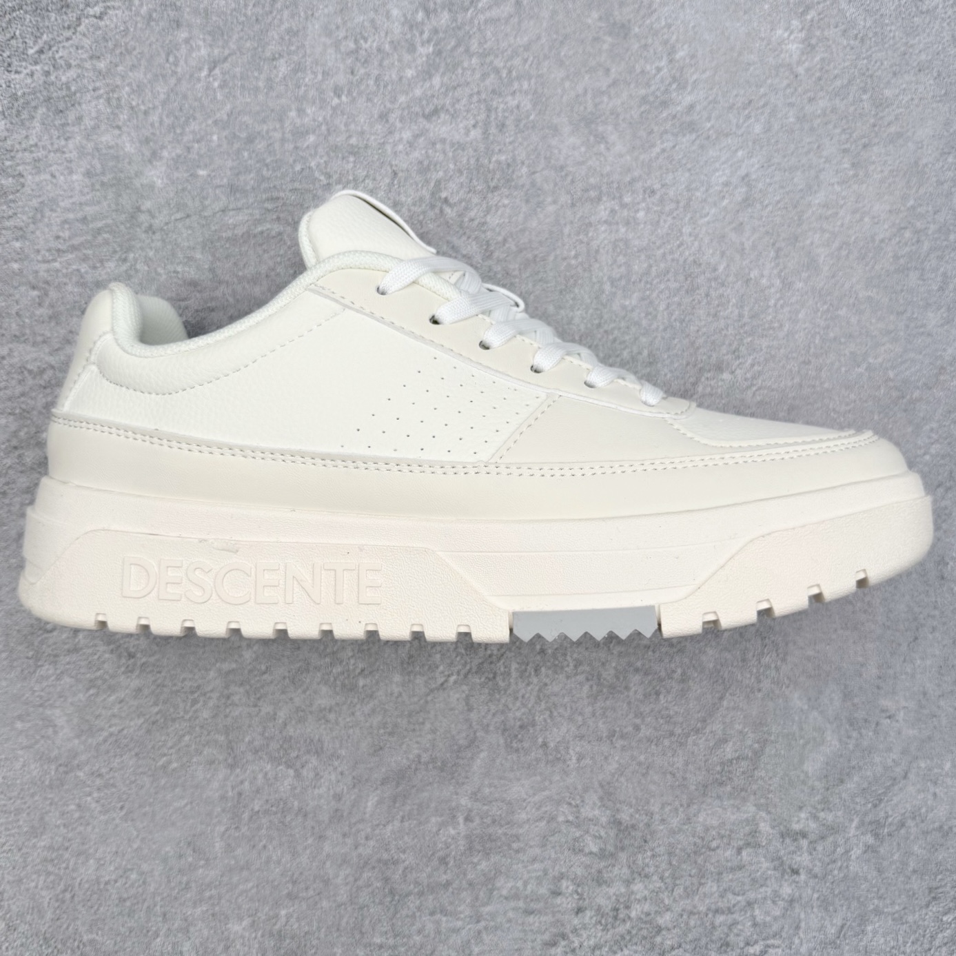 迪桑特DESCENTE Dualis DE Board运动舒适 低帮 生活休闲鞋 DESCENTE（迪桑特）创立于1935年，品牌名取自法语词汇，意为“滑降”。品牌箭头标识代表滑雪的三种技术“高速直线滑行”、“穿越”和“侧滑”，也寓意品牌在打造高端专业运动产品中不断追求完美的创新精神，致力于成为中国高端专业滑雪、综训、女子、铁人三项、高尔夫的第一品牌。实拍调校N版已经零色差零失真 百分百还原实物色彩所见即所得 不存在货不对板色差等低级问题 选购参考实物拍摄 不混卖不参货 只用心做好货严格选品 承诺混一赔十 尺码：36 36.5 37.5 38 38.5 39 40 40.5 41 42 42.5 43 44 44.5 45-选品中心