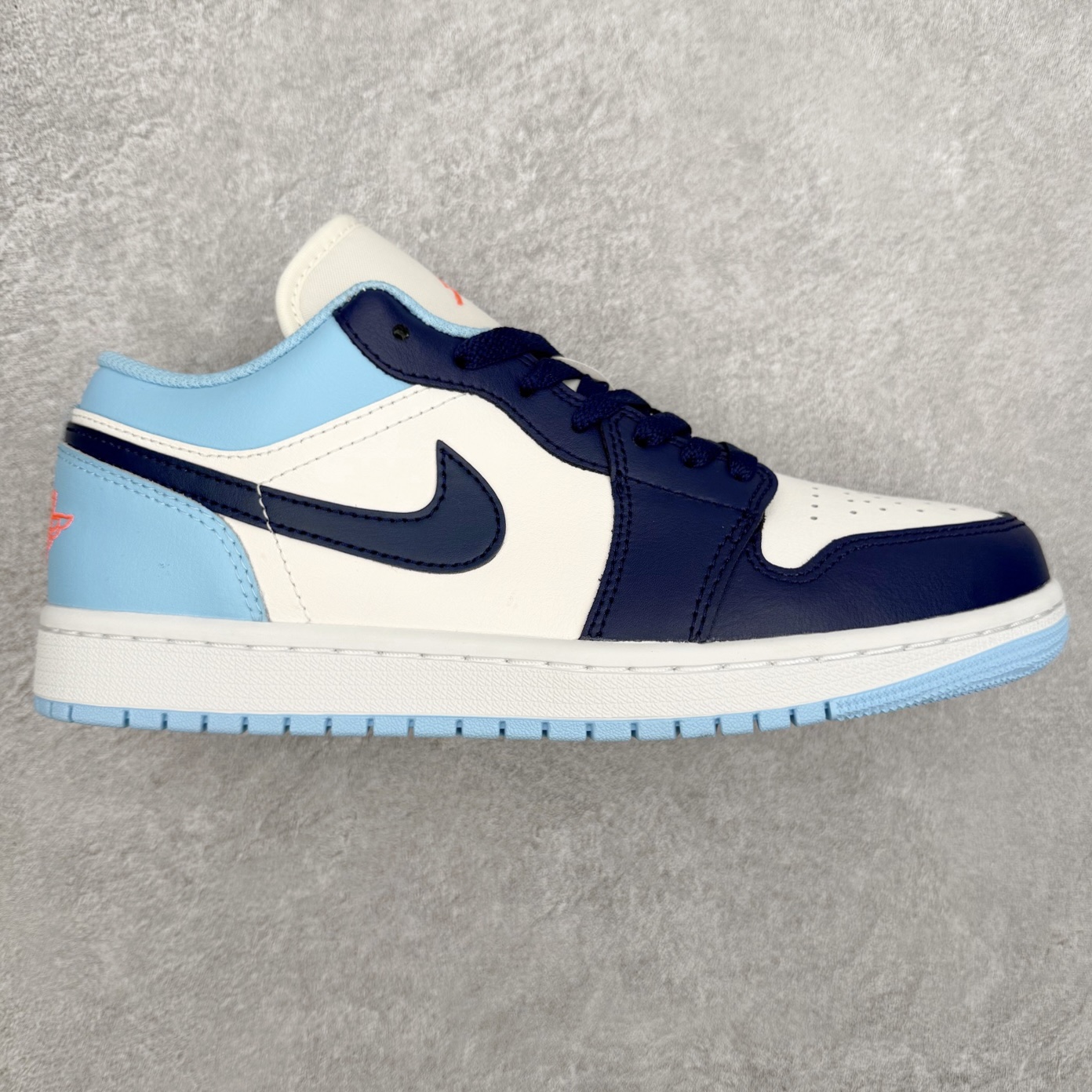 ＃DT纯原 Air Jordan AJ1 Low 低帮 553558-149 终端优势供应 市面中低帮最具代表性版本没有之一 口碑大厂出品 品控大底版型不断改良更新 全套原纸板楦头开发 确保原汁原味 完美呈现版型 完美零毛边处理 原厂内置全掌气垫 价格定位良心 平台专用代工流水线出品 一眼公司既视感 拿到手的一瞬间就与众不同 碾压市面所有版本 全部原鞋开发 每一个配色都会采购原鞋确认细节 打破市面看图做货无好货之说 尺码：35.5 36 36.5 37.5 38 38.5 39 40 40.5 41 42 42.5 43 44 44.5 45 46-选品中心