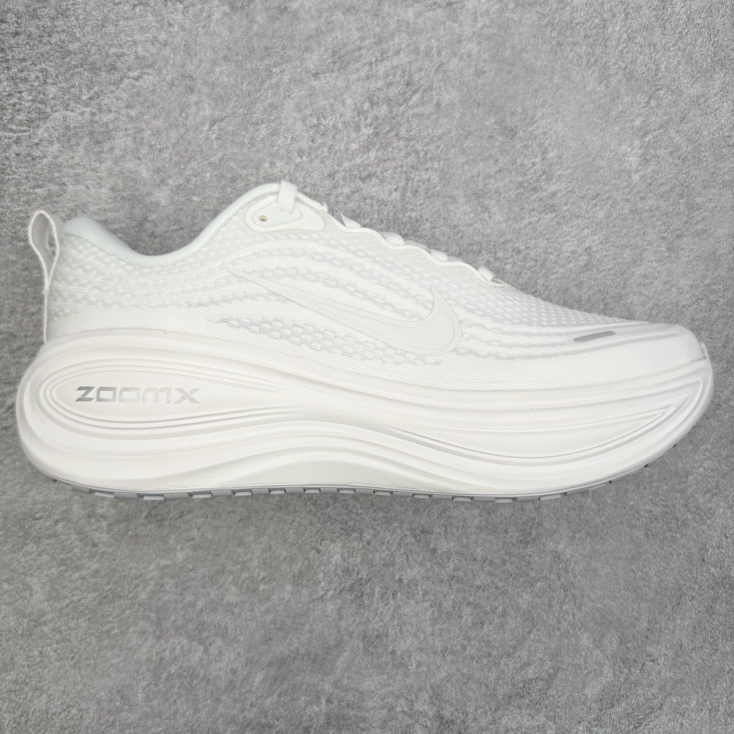 NK Vomero Plus 时尚舒适 网布防滑耐磨 低帮跑步鞋 HV8150-102 实拍调校N版已经零色差零失真 百分百还原实物色彩所见即所得 不存在货不对板色差等低级问题 选购参考实物拍摄 不混卖不参货 只用心做好货严格选品 承诺混一赔十 尺码：36 36.5 37.5 38 38.5 39 40 40.5 41 42 42.5 43 44 44.5 45-选品中心