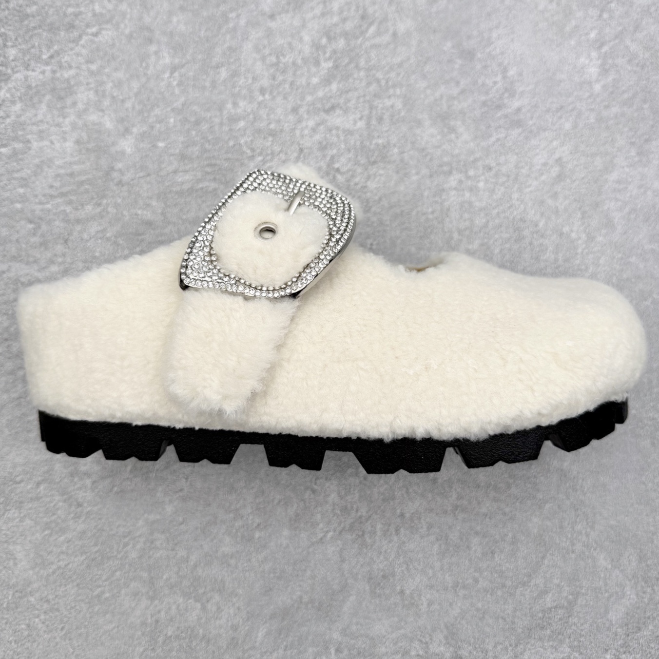 GG-CC 百搭慵懒风外出法式时尚厚底勃肯毛毛包头拖鞋 实拍调校N版已经零色差零失真 百分百还原实物色彩所见即所得 不存在货不对板色差等低级问题 选购参考实物拍摄 不混卖不参货 只用心做好货严格选品 承诺混一赔十 尺码：35 36 37 38 39-选品中心