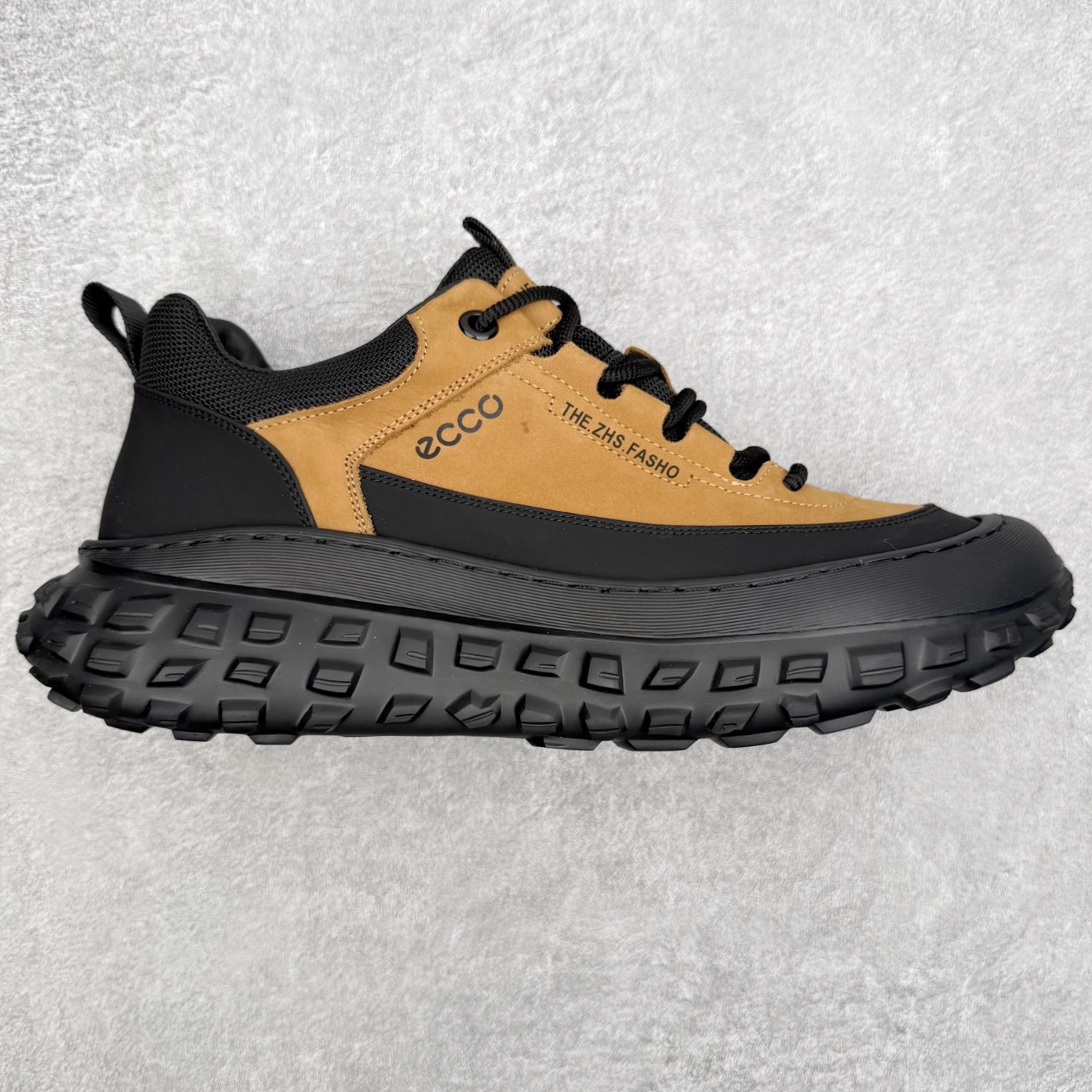 ECCO爱步男款新款运动登山鞋 轻盈减震牛皮耐磨户外跑鞋 越野系列 甄选优质牛皮革搭配纺织衬里 防污透气，户外无忧 无惧旷野 提供出色的能量回弹和缓震支撑 长距离不累脚 驰骋百公里 直接注塑工艺连接鞋面与鞋底 一体成型，合脚稳固 贴合舒适 预防前冲 橡胶外底多地形适应，抓地耐磨 为每一次徒步提供稳定支撑 动态平衡 无惧陡坡 简约设计 穿型入野 尺码：38 39 40 41 42 43（皮鞋码）-选品中心