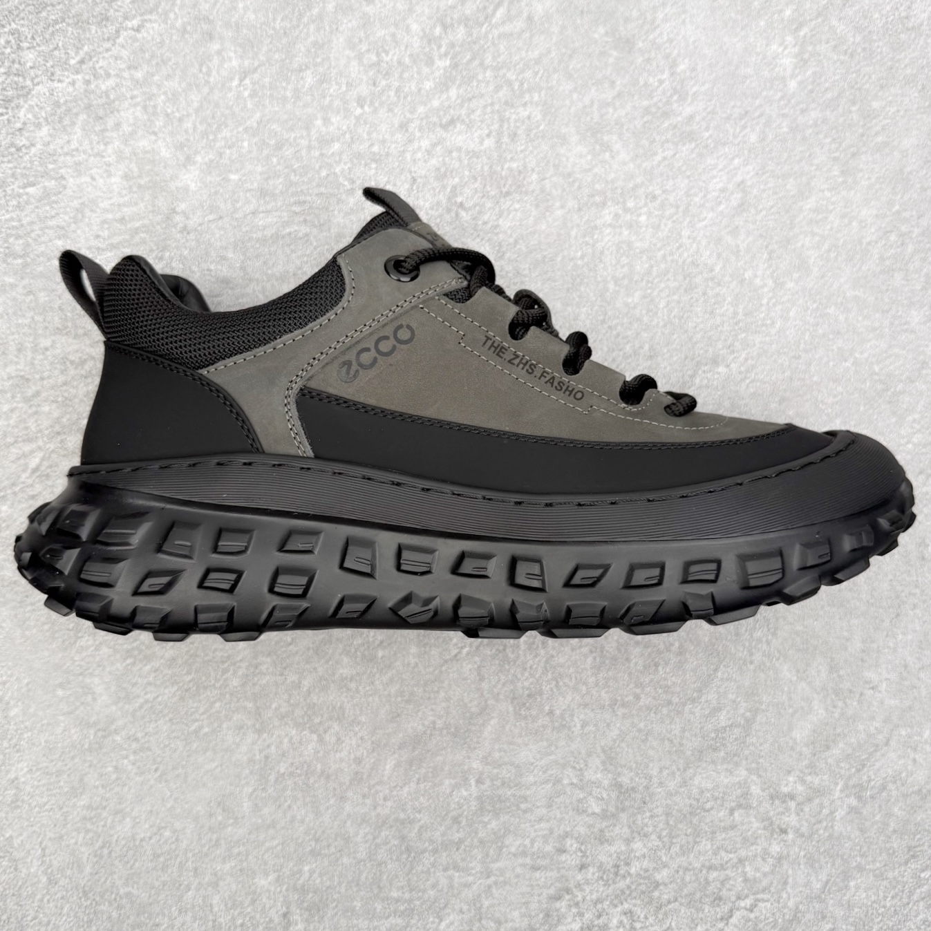 ECCO爱步男款新款运动登山鞋 轻盈减震牛皮耐磨户外跑鞋 越野系列 甄选优质牛皮革搭配纺织衬里 防污透气，户外无忧 无惧旷野 提供出色的能量回弹和缓震支撑 长距离不累脚 驰骋百公里 直接注塑工艺连接鞋面与鞋底 一体成型，合脚稳固 贴合舒适 预防前冲 橡胶外底多地形适应，抓地耐磨 为每一次徒步提供稳定支撑 动态平衡 无惧陡坡 简约设计 穿型入野 尺码：38 39 40 41 42 43（皮鞋码）-选品中心