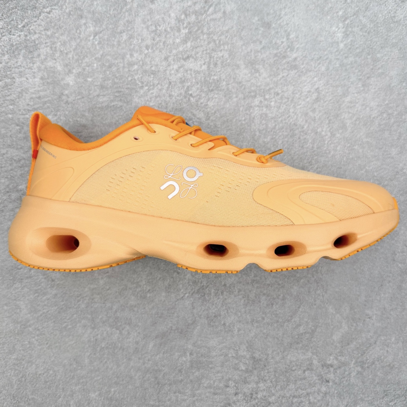 LOEWE x On昂跑Cloudsolo 罗意威联名款圆头抽绳低帮生活休闲鞋 此运动品牌 开创于2010年 缓震着陆、强效回弹、轻柔质感的设计构思始终是ON研制关键 与此同时基于“为全球提供革新性的跑步感受”信念 陆续推出了多款跑鞋及其以专业运动人体跑步工程学为设计关键的功能性跑步服饰设备 让跑者不费力气地畅快畅跑 尺码：36 36.5 37.5 38 38.5 39 40 40.5 41 42 42.5 43 44 44.5 45-选品中心