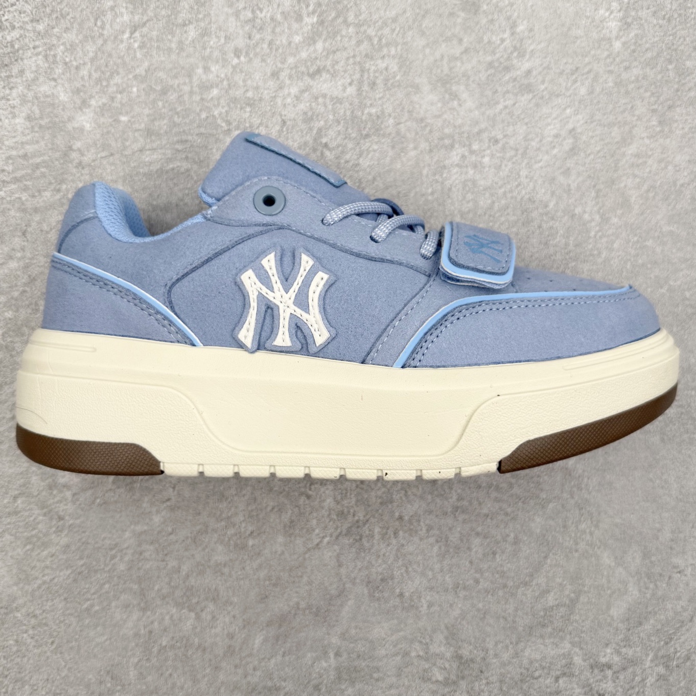 MLB Chunky Liner Basic 复古印花学长鞋系列低帮轻量增高厚底百搭休闲运动慢跑鞋板鞋 Korea韩国联名NY美国榄球纽约洋基队限定 韩国代购专供 全套原楦原纸板原厂数据开发 正确中底拉帮中底网布细节 平台代购专供 左脚内置芯片 韩国代购吊牌标贴 独家一比一RB+MD组合大底 高频后跟小人Logo精准对位立体饱满 正确网布加超迁鞋面 转印中底走线紧密 转印Logo工艺表层防刮不掉色 尺码：35 36 36.5 37.5 38 38.5 39 40 40.5 41 42 42.5 43 44 45-选品中心