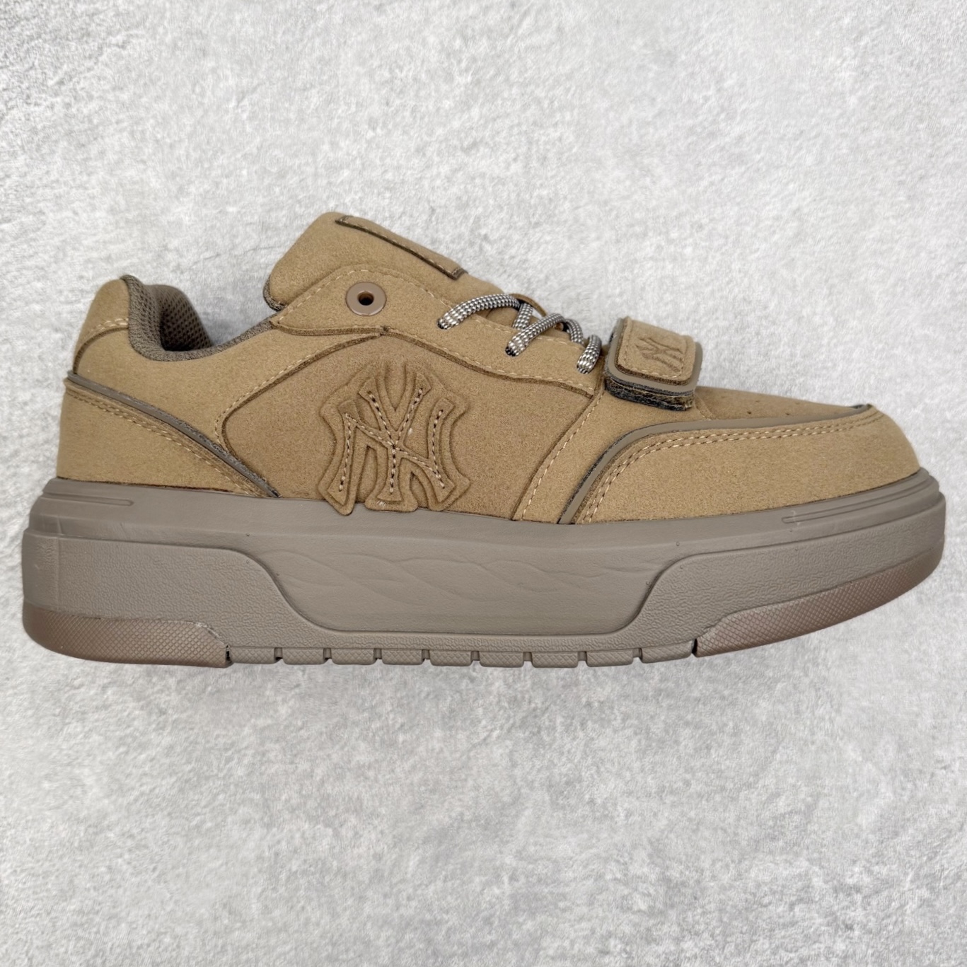 MLB Chunky Liner Basic 复古印花学长鞋系列低帮轻量增高厚底百搭休闲运动慢跑鞋板鞋 Korea韩国联名NY美国榄球纽约洋基队限定 韩国代购专供 全套原楦原纸板原厂数据开发 正确中底拉帮中底网布细节 平台代购专供 左脚内置芯片 韩国代购吊牌标贴 独家一比一RB+MD组合大底 高频后跟小人Logo精准对位立体饱满 正确网布加超迁鞋面 转印中底走线紧密 转印Logo工艺表层防刮不掉色 尺码：35 36 36.5 37.5 38 38.5 39 40 40.5 41 42 42.5 43 44 45-选品中心