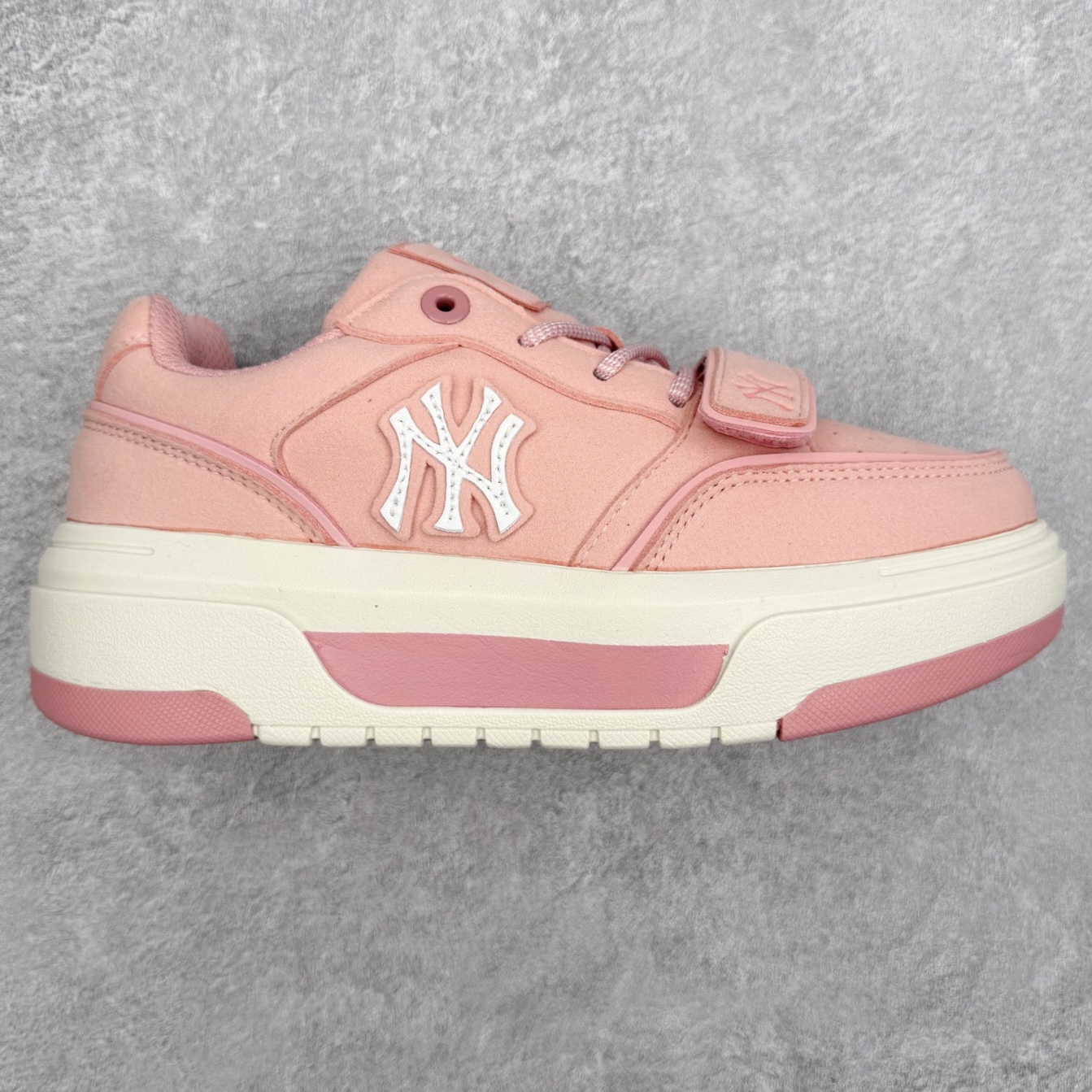 MLB Chunky Liner Basic 复古印花学长鞋系列低帮轻量增高厚底百搭休闲运动慢跑鞋板鞋 Korea韩国联名NY美国榄球纽约洋基队限定 韩国代购专供 全套原楦原纸板原厂数据开发 正确中底拉帮中底网布细节 平台代购专供 左脚内置芯片 韩国代购吊牌标贴 独家一比一RB+MD组合大底 高频后跟小人Logo精准对位立体饱满 正确网布加超迁鞋面 转印中底走线紧密 转印Logo工艺表层防刮不掉色 尺码：35 36 36.5 37.5 38 38.5 39 40 40.5 41 42 42.5 43 44 45-选品中心