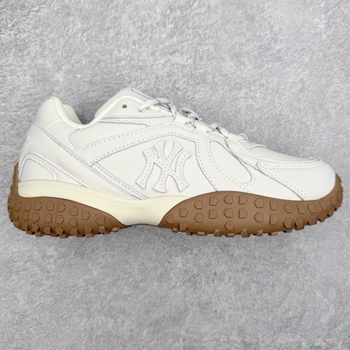 MLB 纽约洋基队合成革休闲舒适复古时尚双色鞋带轻量运动百搭豆豆薄底鞋防滑轻便低帮板鞋 男女同款 MLB是韩国F&F旗下潮流服装品牌，拥有150年历史的经典传统，是街头文化和国际生活方式的领导者。MLB 拥有包括男装、女装、童装、配饰在内的全品类服饰，提供覆盖各性别、各年龄层、From Head to Toe的穿搭装备。其产品结合了韩国的时尚造型与质感，展现了运动服饰也可以兼具时尚潮流的风格。在产品设计上，MLB不仅融合了美国职业棒球大联盟的各当家球队，更结合了棒球运动中的各个元素。尺码：35 36 36.5 37.5 38 38.5 39 40 40.5 41 42 42.5 43 44 44.5 45-选品中心