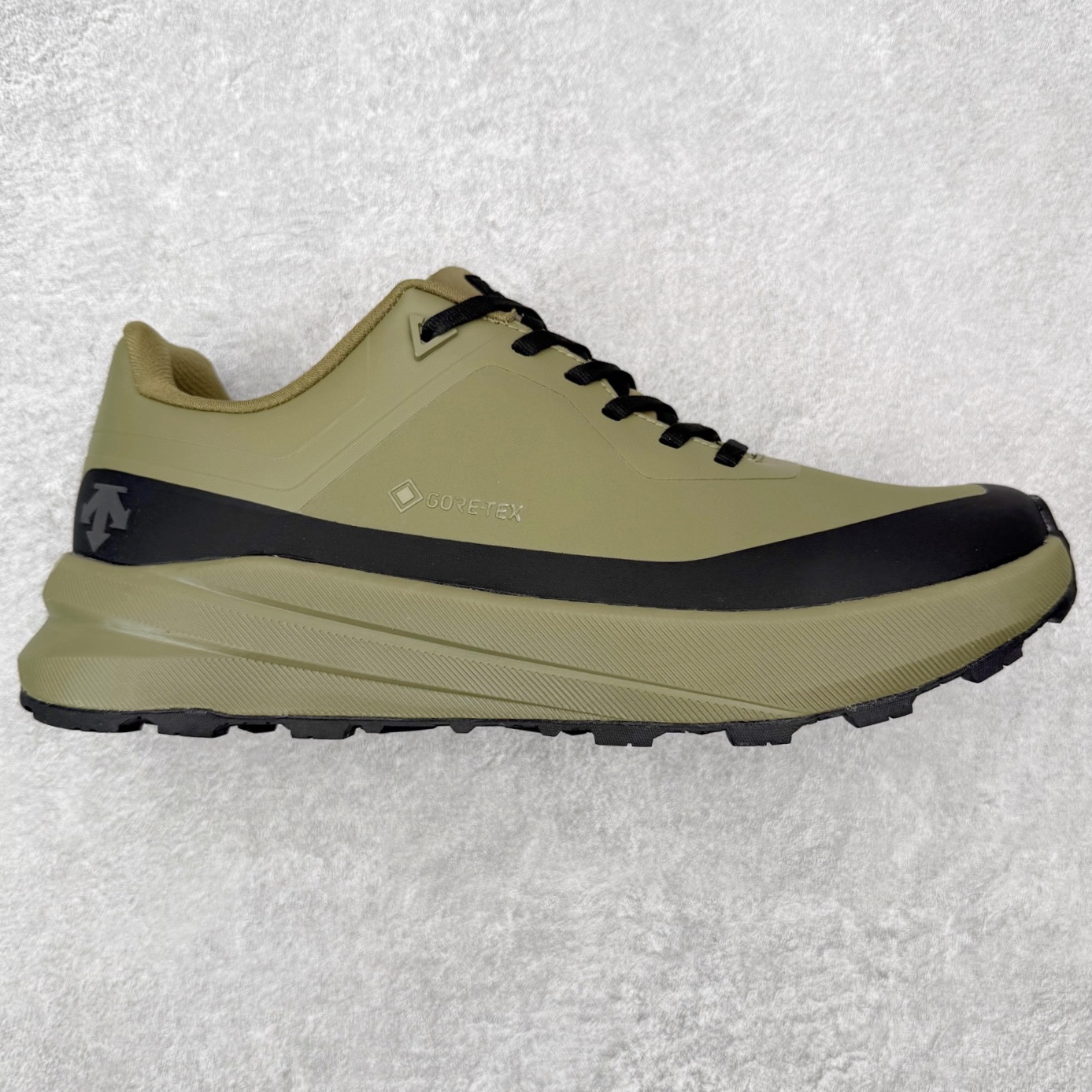 DESCENTE Dualis Dulis Wire Wp 运动低帮生活休闲鞋 DESCENTE（迪桑特）创立于1935年，品牌名取自法语词汇，意为“滑降”。品牌箭头标识代表滑雪的三种技术“高速直线滑行”、“穿越”和“侧滑”，也寓意品牌在打造高端专业运动产品中不断追求完美的创新精神，致力于成为中国高端专业滑雪、综训、女子、铁人三项、高尔夫的第一品牌。尺码：39 40 41 42 43 44 45-选品中心