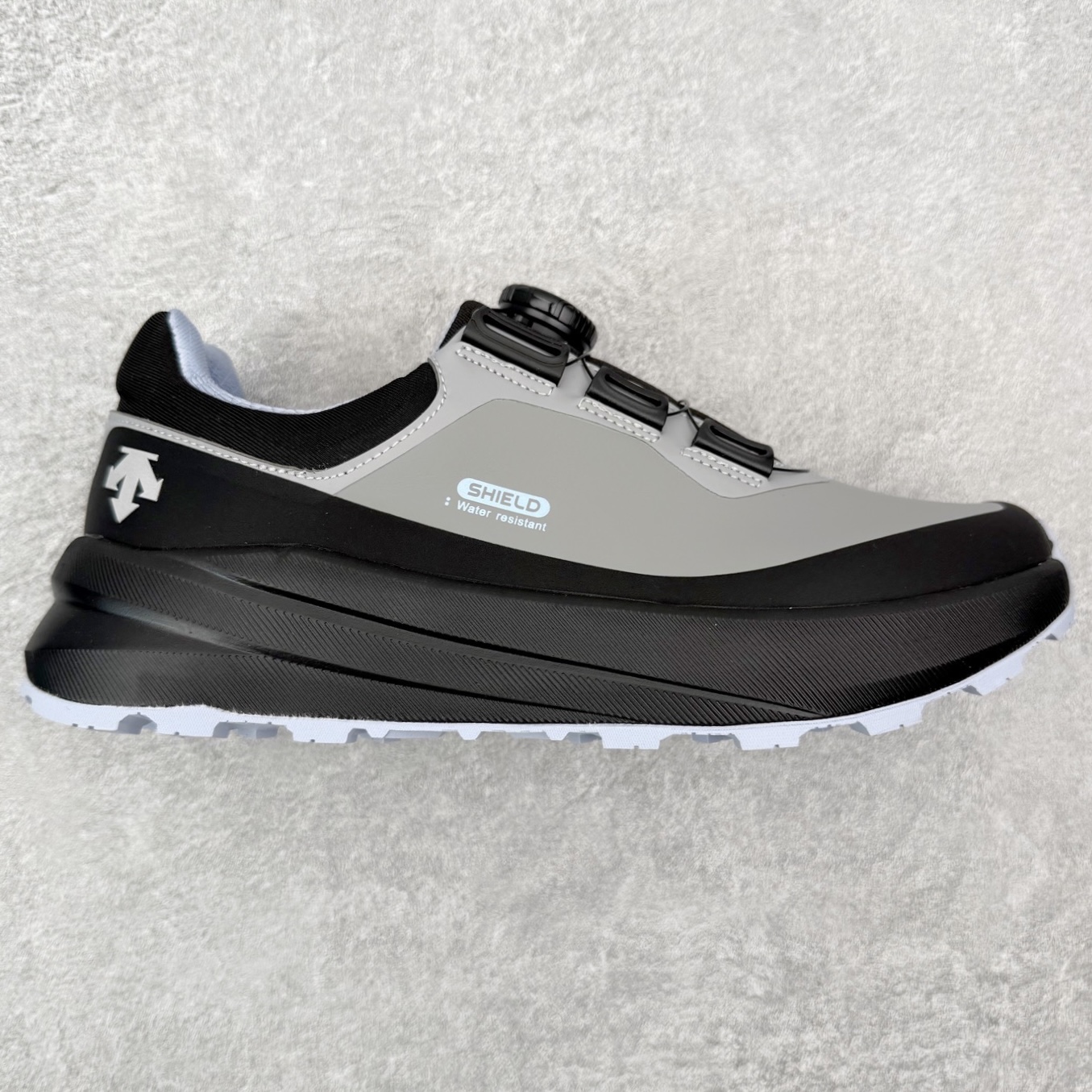 DESCENTE Dualis Dulis Wire Wp 运动低帮生活休闲鞋 DESCENTE（迪桑特）创立于1935年，品牌名取自法语词汇，意为“滑降”。品牌箭头标识代表滑雪的三种技术“高速直线滑行”、“穿越”和“侧滑”，也寓意品牌在打造高端专业运动产品中不断追求完美的创新精神，致力于成为中国高端专业滑雪、综训、女子、铁人三项、高尔夫的第一品牌。尺码：39 40 41 42 43 44 45-选品中心