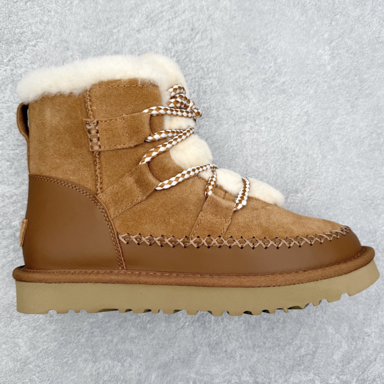 UGG 4574 秋冬羊皮毛一体雪地靴 全鞋采用ZP同厂 隆丰A级澳洲进口羊皮毛一体 品牌代工厂生产线 完全遵循ZP工艺流程 代工厂原厂版师 秉承无原鞋不开发选择 注重每一处细节 市面最正版型 TREADLITE\\\