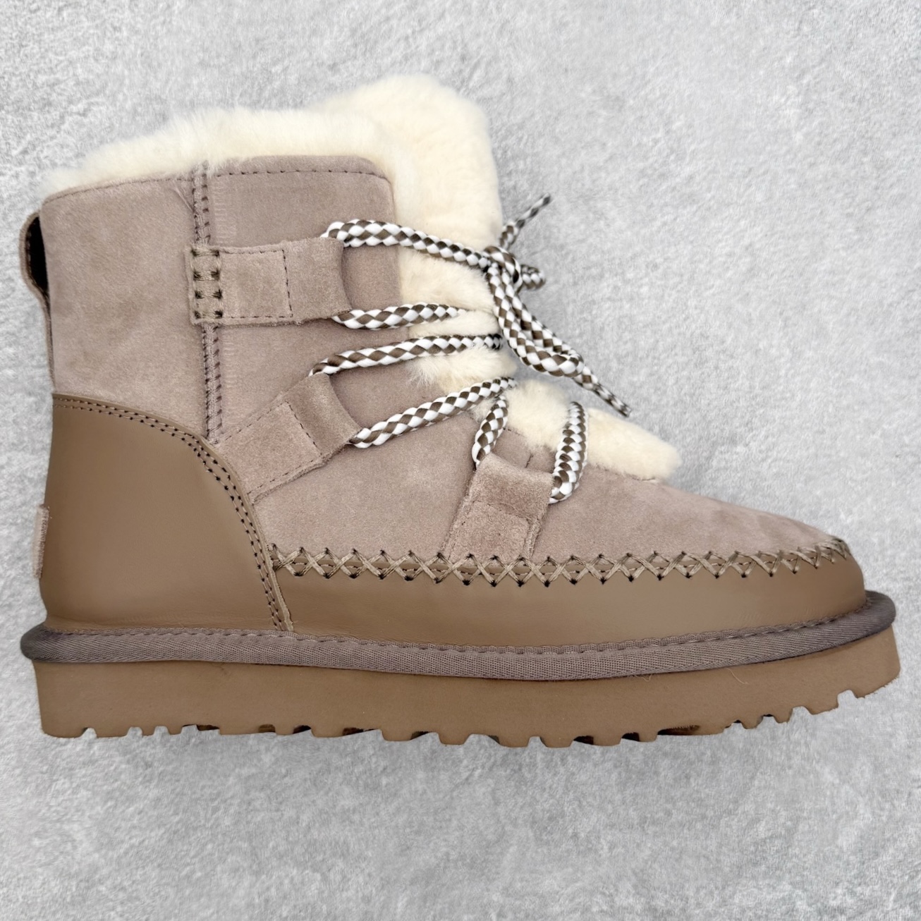 UGG 4574 秋冬羊皮毛一体雪地靴 全鞋采用ZP同厂 隆丰A级澳洲进口羊皮毛一体 品牌代工厂生产线 完全遵循ZP工艺流程 代工厂原厂版师 秉承无原鞋不开发选择 注重每一处细节 市面最正版型 TREADLITE\\\