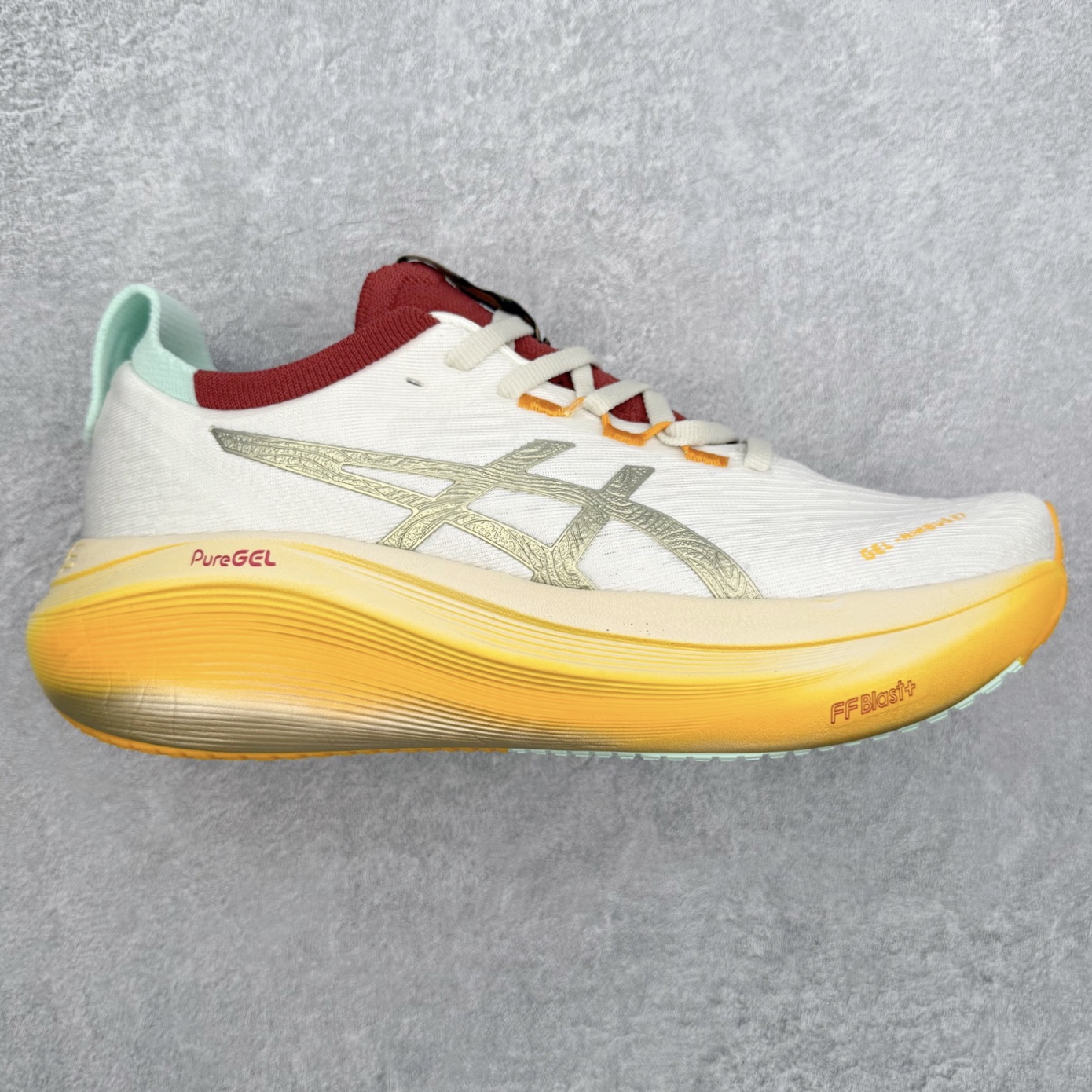Asics GEL-Nimbus 26 亚瑟士缓震跑鞋 近年复古风潮的势头很旺 ASICS一直坚信保持身体的健康与活力是打造健康快乐的生活方式的最佳途径 ASICS为复古鞋型注入新设计 为玩家的街头穿搭提供了更多可能 GEL-NIMBUSTM9运动鞋最初是为中立和仰卧跑步者设计的长距离训练器 采用原始材料和关键细节重新设计 其Y2K时代的工业外观也被大胆的对比和色块所抵消 尺码：36 36.5 37.5 38 38.5 39 40 40.5 41.5 42 42.5 43.5 44 44.5 45-选品中心