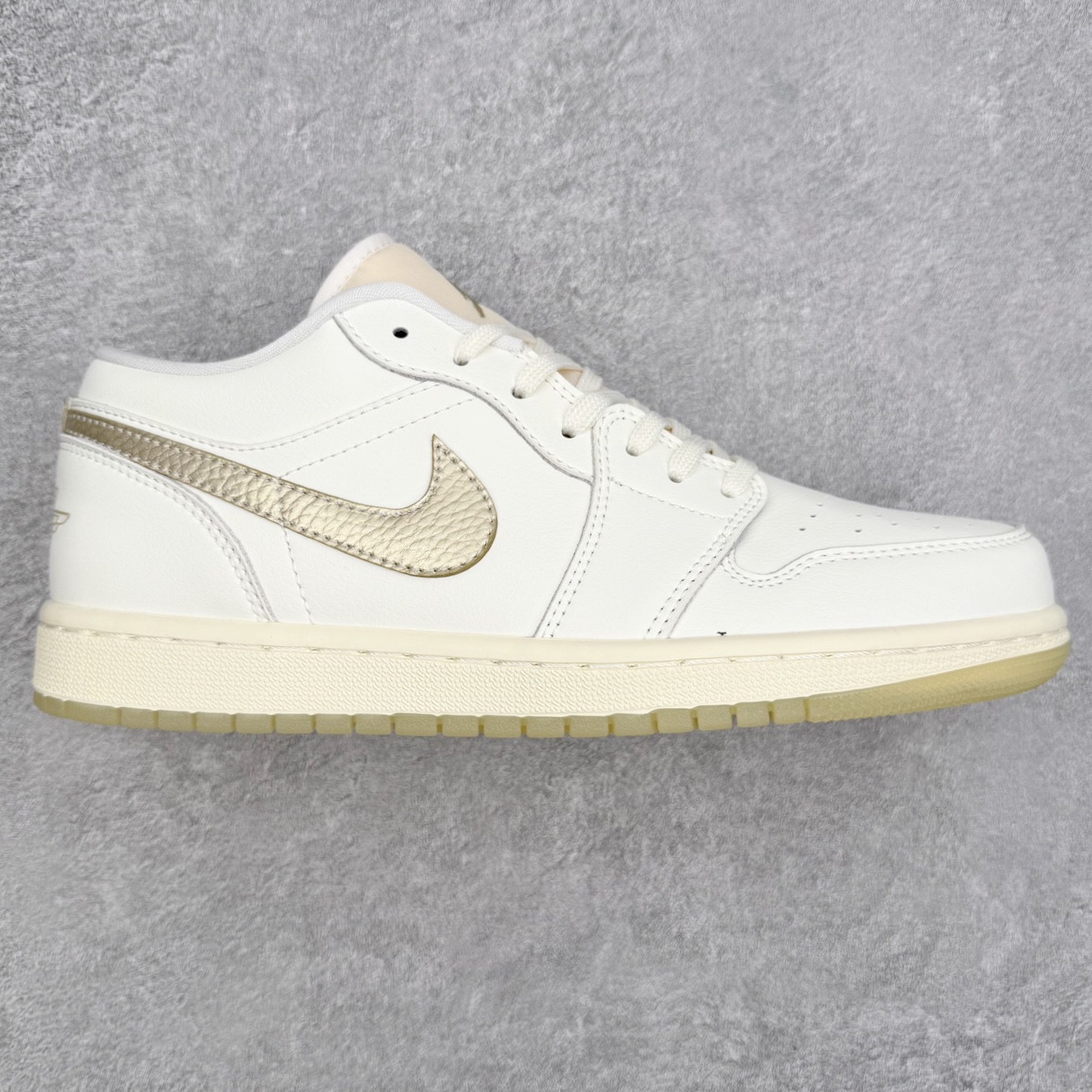 ＃K版 Air Jordan AJ1 Low 低帮 HV5157-100 全新流水线出品 DT版本唯一平替选择 市场第二梯队最强版 全部原鞋开发 原楦原纸板开发 全鞋电脑针车 原厂内置全掌气垫 原盒内在原标 唯一Zp原版鞋带绑法 免检产品 全新2022版型 全头层皮料 完美零毛边处理 原厂配置全掌气垫 价格定位良心 几十个配色陆续出货 实拍调校N版已经零色差零失真 百分百还原实物色彩所见即所得 不存在货不对板色差等低级问题 选购参考实物拍摄 不混卖不参货 只用心做好货严格选品 承诺混一赔十 尺码：36 36.5 37.5 38 38.5 39 40 40.5 41 42 42.5 43 44 44.5 45-选品中心