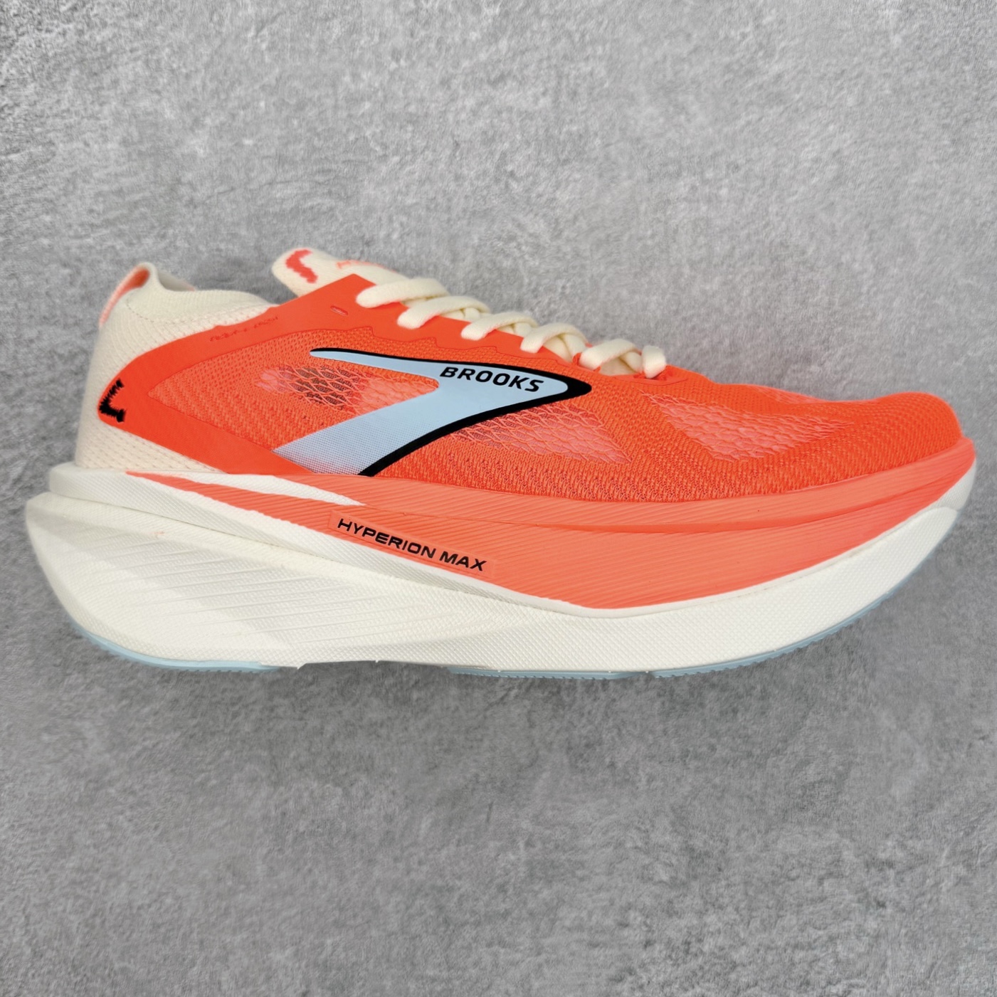 Brooks布鲁克斯 Hyperion Max 3 时尚舒适减震耐磨透气低帮跑步鞋 Brooks 四大跑鞋之一 百年品牌 跑鞋从外形上基本就能判断这是一款速度跑鞋 简洁干练的外形结构和极强的运动流线型看着非常有速度感 上脚的第一感觉是非常轻 美码9码的鞋单只206g不到 从个人偏好来说 200g左右的竞速鞋最具安全感 鞋面采用单层网布 很薄 前掌使用了大量开放式网眼 排气直接快速 透气性上乘 鞋舌也是轻量化设计 仅为一层麂皮 和脚背完美贴合 鞋舌中央有个防偏穿孔 从实际穿着来看 通常鞋舌都是外偏 如果是防偏穿孔位于中心 防偏效果其实并不十分有效 如果采用趋外侧的偏心设计更有效 鞋帮泡棉填充量不大 但非常紧凑 贴合舒适 包裹稳固 内置硬质TPU保证必要的稳定性 跑鞋中底采用的是DNA FLASH科技材料 DNA FLASH中底科技 是Brooks第一款将氮气注入中底的创新科技 主要原理是借助“超临界流体”发泡技术 将液态氮稳定的转化为气态氮 并使其均匀地形成无数紧密贴合的密闭式气囊结构 尺码：36 36.5 37.5 38 38.5 39 40 40.5 41 42 42.5 43 44 44.5 45-选品中心