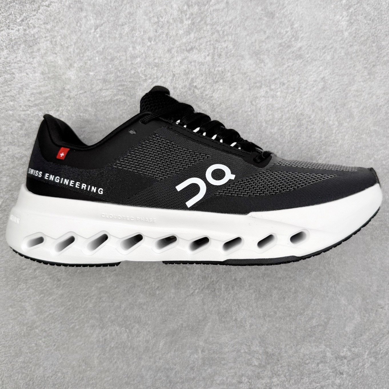 On昂跑 Cloudsurfer Next Z5 舒适柔软低帮跑步鞋 此运动品牌 开创于2010年 缓震着陆、强效回弹、轻柔质感的设计构思始终是ON研制关键 与此同时基于“为全球提供革新性的跑步感受”信念 陆续推出了多款跑鞋及其以专业运动人体跑步工程学为设计关键的功能性跑步服饰设备 让跑者不费力气地畅快畅跑 尺码：36 36.5 37.5 38 38.5 39 40 40.5 41 42 42.5 43 44 44.5 45-选品中心