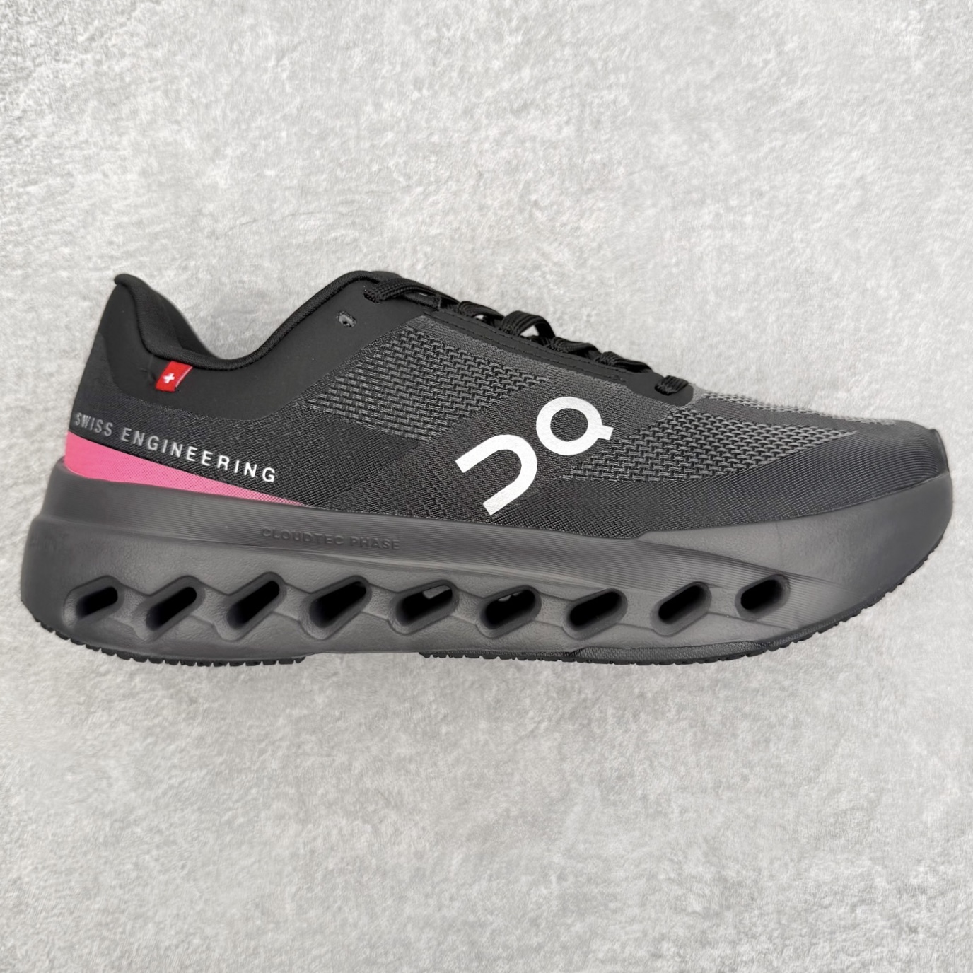 On昂跑 Cloudsurfer Next Z5 舒适柔软低帮跑步鞋 此运动品牌 开创于2010年 缓震着陆、强效回弹、轻柔质感的设计构思始终是ON研制关键 与此同时基于“为全球提供革新性的跑步感受”信念 陆续推出了多款跑鞋及其以专业运动人体跑步工程学为设计关键的功能性跑步服饰设备 让跑者不费力气地畅快畅跑 尺码：36 36.5 37.5 38 38.5 39 40 40.5 41 42 42.5 43 44 44.5 45-选品中心