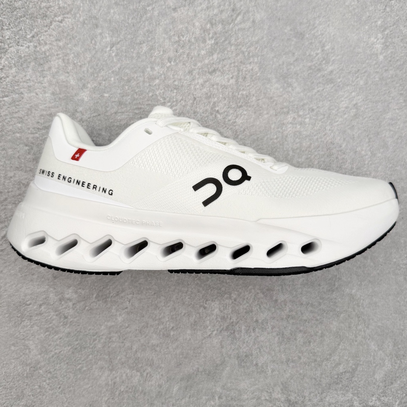 On昂跑 Cloudsurfer Next Z5 舒适柔软低帮跑步鞋 此运动品牌 开创于2010年 缓震着陆、强效回弹、轻柔质感的设计构思始终是ON研制关键 与此同时基于“为全球提供革新性的跑步感受”信念 陆续推出了多款跑鞋及其以专业运动人体跑步工程学为设计关键的功能性跑步服饰设备 让跑者不费力气地畅快畅跑 尺码：36 36.5 37.5 38 38.5 39 40 40.5 41 42 42.5 43 44 44.5 45-选品中心