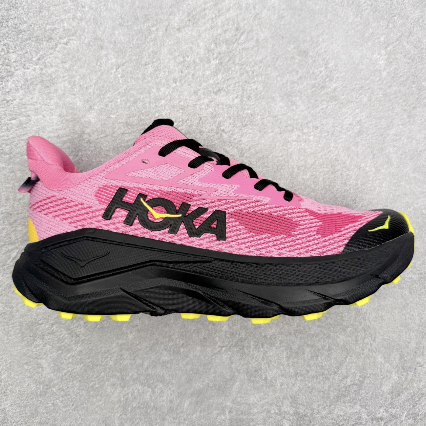 HOKA ONE ONE Challenger ATR 8 挑战者八代轻便耐磨防滑跑步鞋 新一代Challenger泡棉中底减重10% 增加3mm强化缓震、打造Q弹脚感 后跟采用延伸设计 加强跟腱保护、便于穿脱 搭配环保工程网布增加透气、短靴细节防止碎石进入 重新设计的大底以轮胎刻纹为灵感 以更密集的全大底水波刻纹 搭配加大面积的高耐磨橡胶与4mm大刻纹设计 增加整体抓地力与稳定性 尺码：36 36.5 37.5 38 38.5 39 40 40.5 41 42 42.5 43 44 44.5 45-选品中心