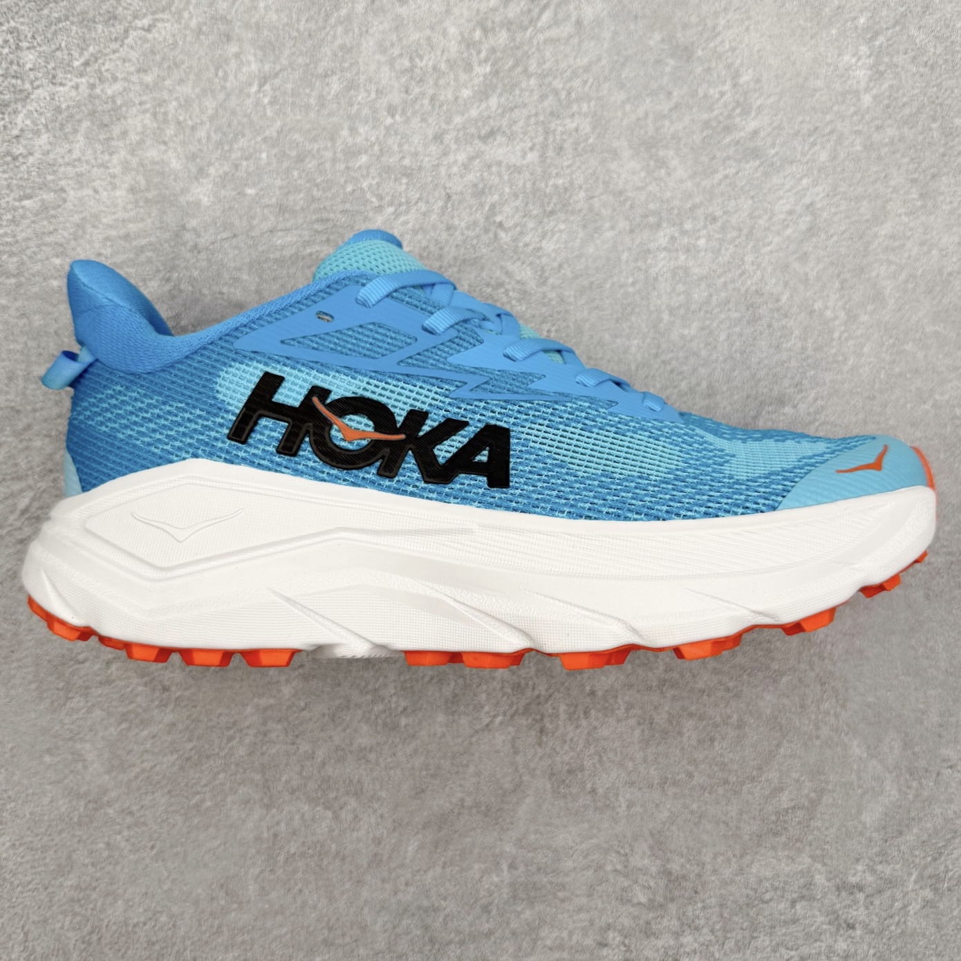 HOKA ONE ONE Challenger ATR 8 挑战者八代轻便耐磨防滑跑步鞋 新一代Challenger泡棉中底减重10% 增加3mm强化缓震、打造Q弹脚感 后跟采用延伸设计 加强跟腱保护、便于穿脱 搭配环保工程网布增加透气、短靴细节防止碎石进入 重新设计的大底以轮胎刻纹为灵感 以更密集的全大底水波刻纹 搭配加大面积的高耐磨橡胶与4mm大刻纹设计 增加整体抓地力与稳定性 尺码：36 36.5 37.5 38 38.5 39 40 40.5 41 42 42.5 43 44 44.5 45-选品中心