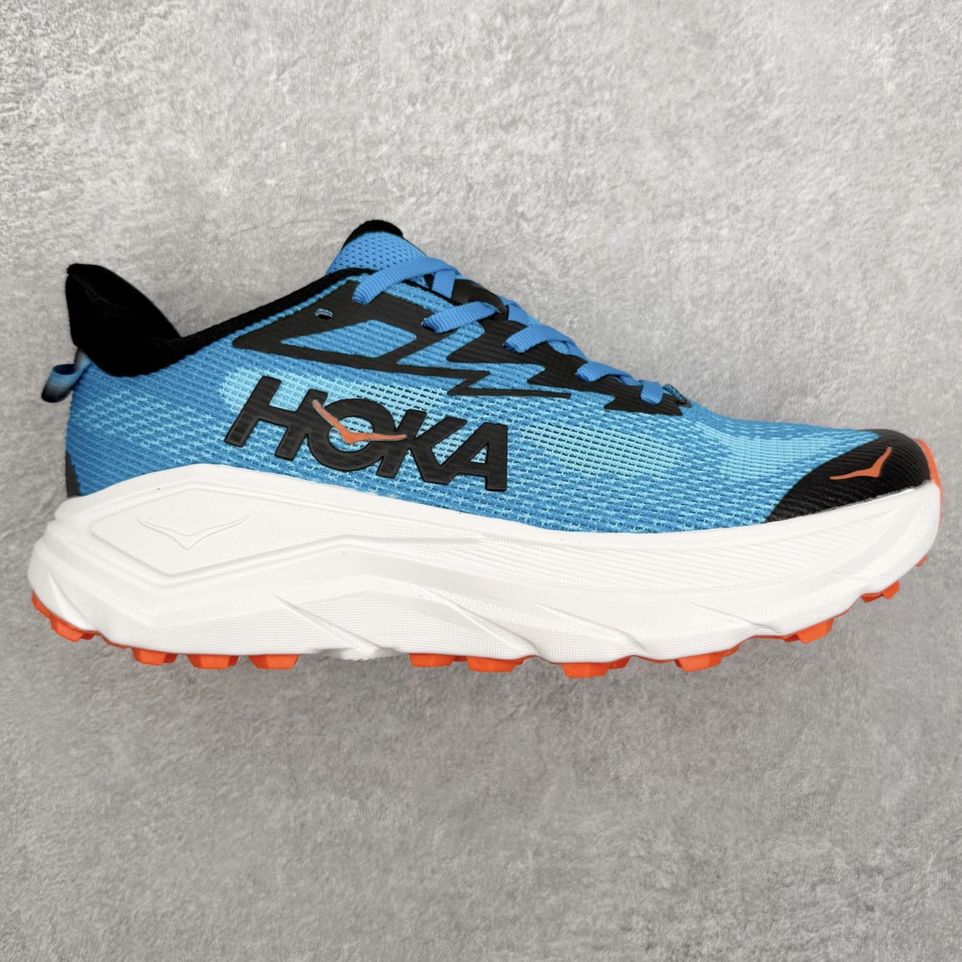 HOKA ONE ONE Challenger ATR 8 挑战者八代轻便耐磨防滑跑步鞋 新一代Challenger泡棉中底减重10% 增加3mm强化缓震、打造Q弹脚感 后跟采用延伸设计 加强跟腱保护、便于穿脱 搭配环保工程网布增加透气、短靴细节防止碎石进入 重新设计的大底以轮胎刻纹为灵感 以更密集的全大底水波刻纹 搭配加大面积的高耐磨橡胶与4mm大刻纹设计 增加整体抓地力与稳定性 尺码：36 36.5 37.5 38 38.5 39 40 40.5 41 42 42.5 43 44 44.5 45-选品中心