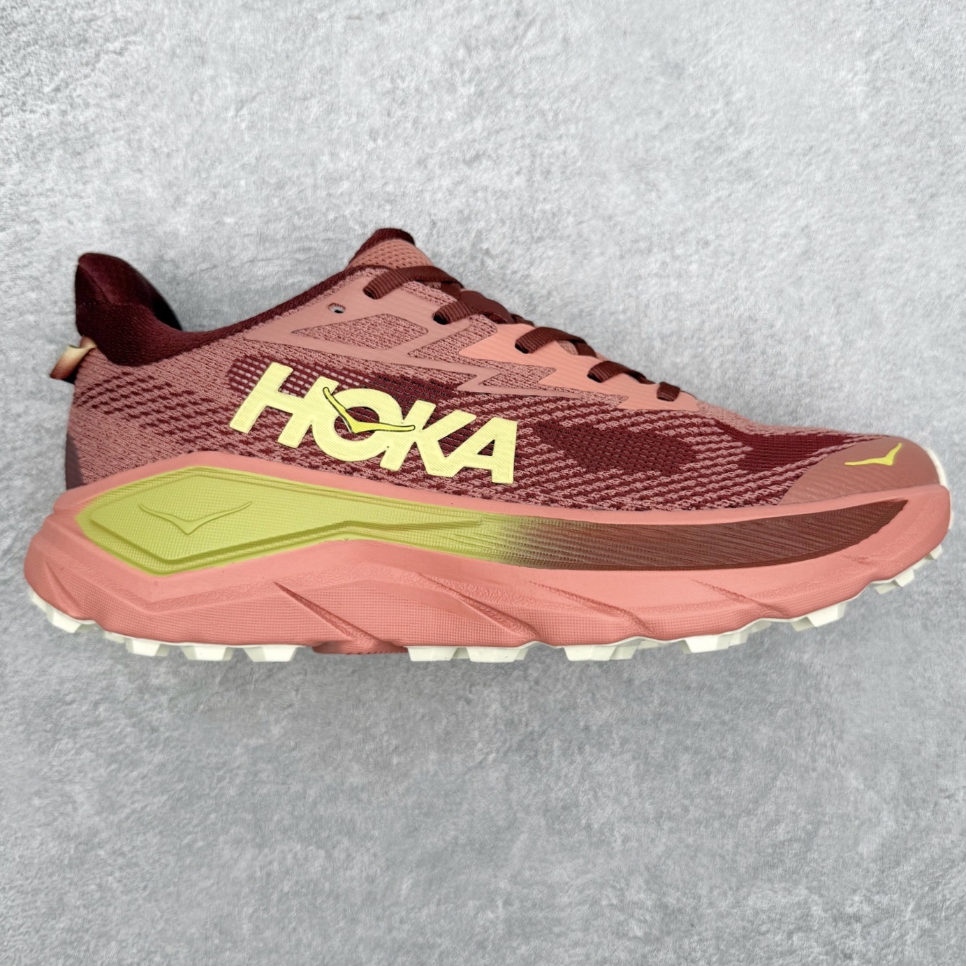 HOKA ONE ONE Challenger ATR 8 挑战者八代轻便耐磨防滑跑步鞋 新一代Challenger泡棉中底减重10% 增加3mm强化缓震、打造Q弹脚感 后跟采用延伸设计 加强跟腱保护、便于穿脱 搭配环保工程网布增加透气、短靴细节防止碎石进入 重新设计的大底以轮胎刻纹为灵感 以更密集的全大底水波刻纹 搭配加大面积的高耐磨橡胶与4mm大刻纹设计 增加整体抓地力与稳定性 尺码：36 36.5 37.5 38 38.5 39 40 40.5 41 42 42.5 43 44 44.5 45-选品中心