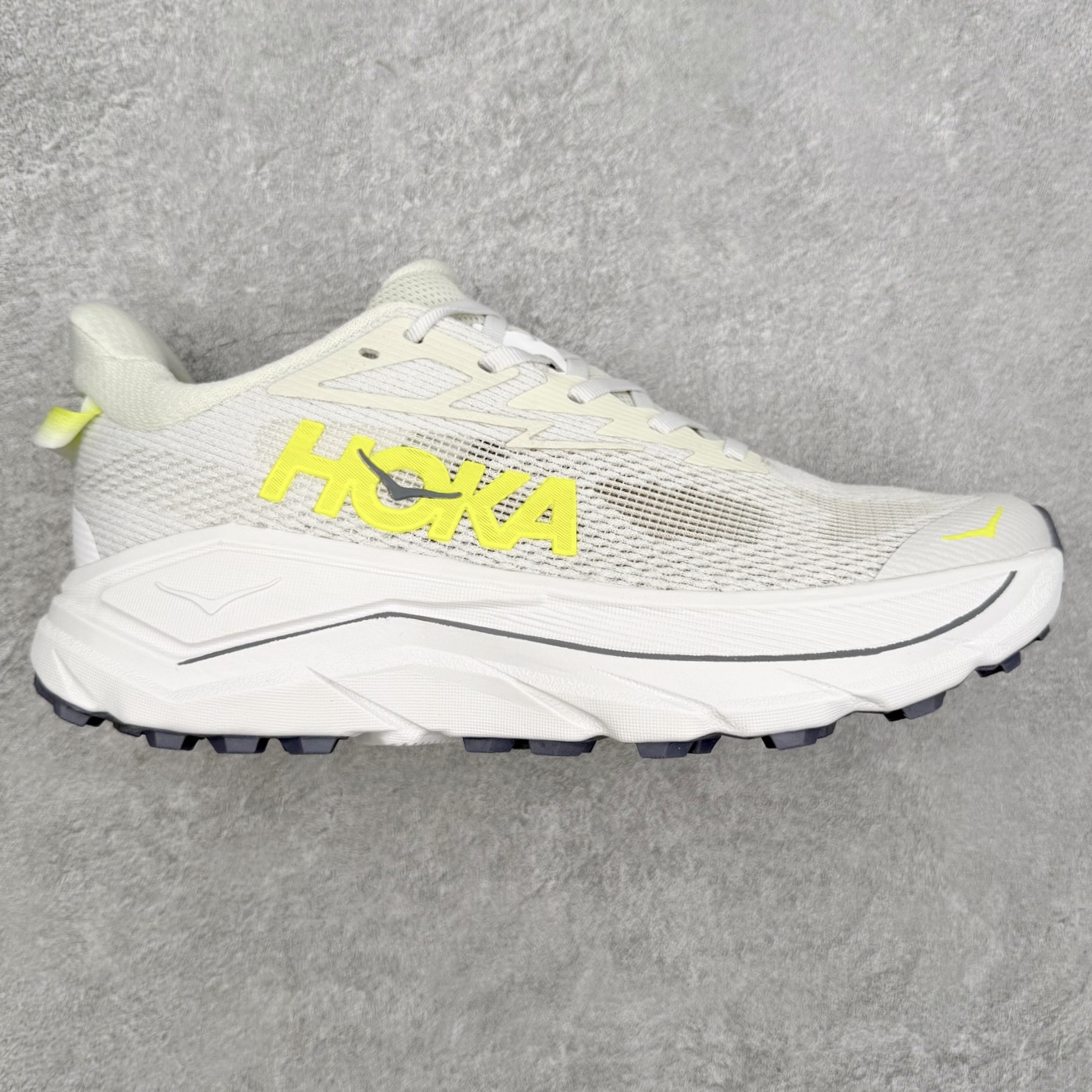 HOKA ONE ONE Challenger ATR 8 挑战者八代轻便耐磨防滑跑步鞋 新一代Challenger泡棉中底减重10% 增加3mm强化缓震、打造Q弹脚感 后跟采用延伸设计 加强跟腱保护、便于穿脱 搭配环保工程网布增加透气、短靴细节防止碎石进入 重新设计的大底以轮胎刻纹为灵感 以更密集的全大底水波刻纹 搭配加大面积的高耐磨橡胶与4mm大刻纹设计 增加整体抓地力与稳定性 尺码：36 36.5 37.5 38 38.5 39 40 40.5 41 42 42.5 43 44 44.5 45-选品中心