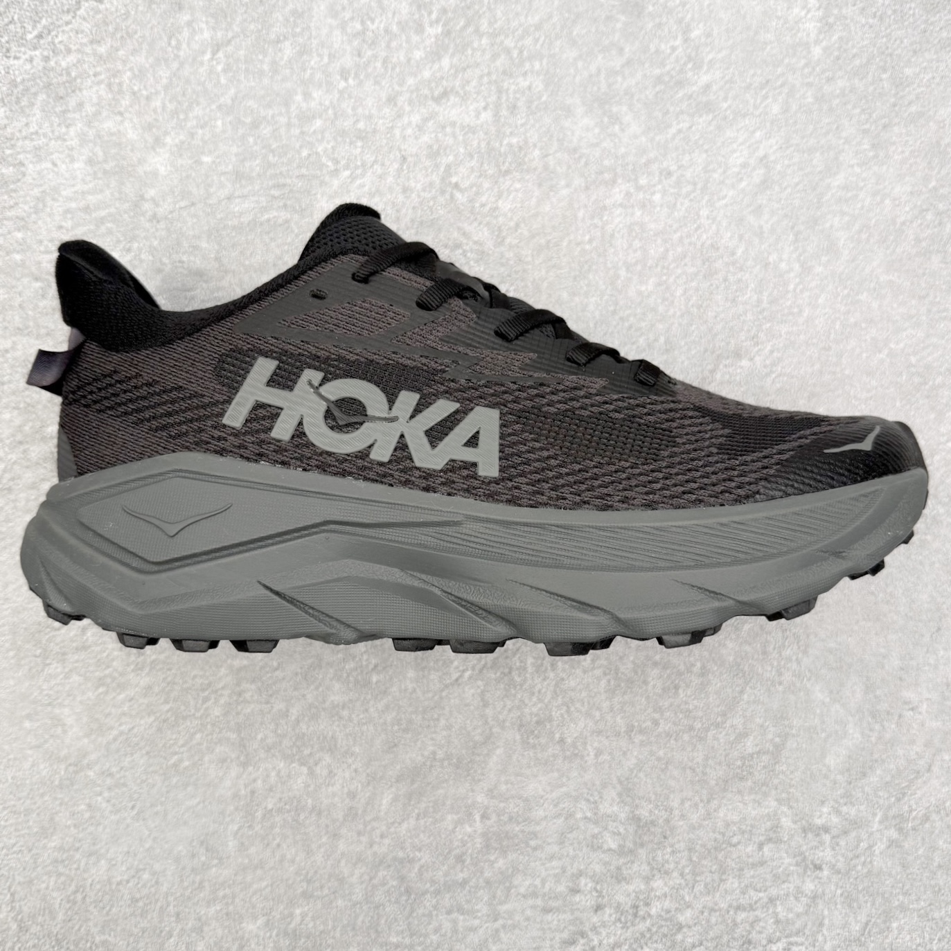 HOKA ONE ONE Challenger ATR 8 挑战者八代轻便耐磨防滑跑步鞋 新一代Challenger泡棉中底减重10% 增加3mm强化缓震、打造Q弹脚感 后跟采用延伸设计 加强跟腱保护、便于穿脱 搭配环保工程网布增加透气、短靴细节防止碎石进入 重新设计的大底以轮胎刻纹为灵感 以更密集的全大底水波刻纹 搭配加大面积的高耐磨橡胶与4mm大刻纹设计 增加整体抓地力与稳定性 尺码：36 36.5 37.5 38 38.5 39 40 40.5 41 42 42.5 43 44 44.5 45-选品中心