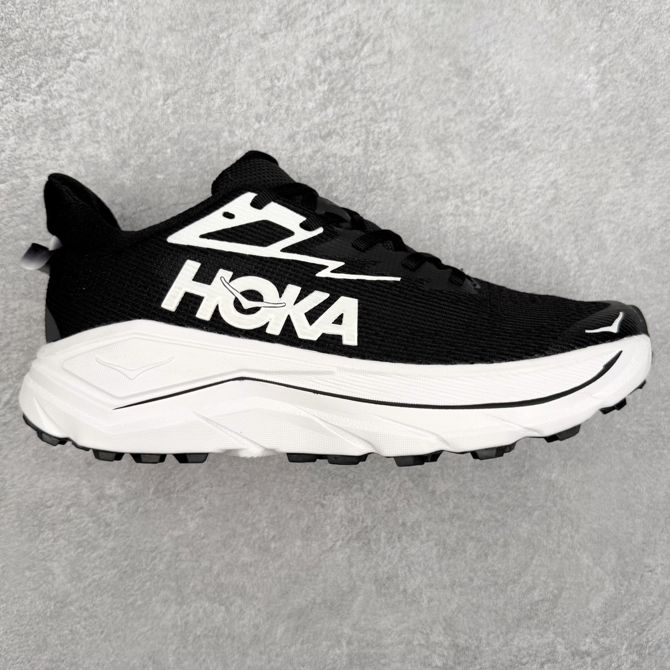 HOKA ONE ONE Challenger ATR 8 挑战者八代轻便耐磨防滑跑步鞋 新一代Challenger泡棉中底减重10% 增加3mm强化缓震、打造Q弹脚感 后跟采用延伸设计 加强跟腱保护、便于穿脱 搭配环保工程网布增加透气、短靴细节防止碎石进入 重新设计的大底以轮胎刻纹为灵感 以更密集的全大底水波刻纹 搭配加大面积的高耐磨橡胶与4mm大刻纹设计 增加整体抓地力与稳定性 尺码：36 36.5 37.5 38 38.5 39 40 40.5 41 42 42.5 43 44 44.5 45-选品中心