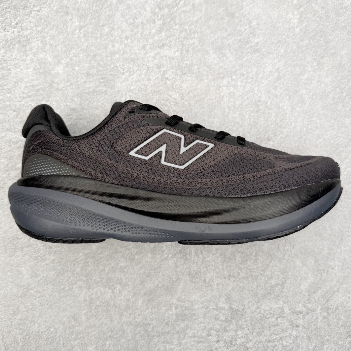 New Balance Fresh Foam X NB1080V6 新百伦系列低帮轻量化厚底健身休闲运动慢跑鞋 近赏｜无论是日常慢跑，还是City Walk，它都可轻松应对提起今年最流行的事情，想必在你所在的城市来一段City Walk，是很多潮男潮女都会做的吧。当时间来到十月，一年中最舒服的时光，无论是慢跑也好，还是City Walk，今天推荐的这双鞋，都可以轻松应对。那就是可以带给你久违的松弛感、治愈你柔软的需要的New Balance Fresh Foam X1080v15。作为New Balance经典跑鞋系列，1080系列可以说凝聚了品牌历来前沿科技与制造匠心。今年的v13版本可谓再度革新。在舒适体验、运动性能以及造型风格三个维度上做到了有机交融。舒适体验一直是1080跑鞋系列带给我们最大的直观感受，加上本就带有严肃跑鞋基因，在今年全新材料配方的Fresh FoamX中底泡棉上则有了不一样的缓震性能，重新定义“踩屎感”。可再生柔软针织鞋面使用可追溯的Repreve再生鞋面材料，柔软透气的鞋面提供绵密的贴合与包裹感，轻量分区橡胶大底分区外底橡胶采用新材料，改进纹路设计，增加前掌外底硬度，提升滚动反馈和传动效率。尺码：36 36.5 37 38 39.5 40 40.5 41.5 42 42.5 43 44 44.5 45-选品中心
