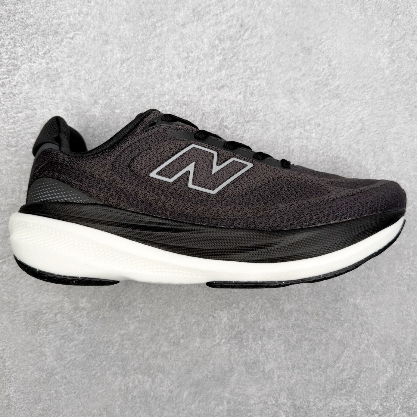 New Balance Fresh Foam X NB1080V6 新百伦系列低帮轻量化厚底健身休闲运动慢跑鞋 近赏｜无论是日常慢跑，还是City Walk，它都可轻松应对提起今年最流行的事情，想必在你所在的城市来一段City Walk，是很多潮男潮女都会做的吧。当时间来到十月，一年中最舒服的时光，无论是慢跑也好，还是City Walk，今天推荐的这双鞋，都可以轻松应对。那就是可以带给你久违的松弛感、治愈你柔软的需要的New Balance Fresh Foam X1080v15。作为New Balance经典跑鞋系列，1080系列可以说凝聚了品牌历来前沿科技与制造匠心。今年的v13版本可谓再度革新。在舒适体验、运动性能以及造型风格三个维度上做到了有机交融。舒适体验一直是1080跑鞋系列带给我们最大的直观感受，加上本就带有严肃跑鞋基因，在今年全新材料配方的Fresh FoamX中底泡棉上则有了不一样的缓震性能，重新定义“踩屎感”。可再生柔软针织鞋面使用可追溯的Repreve再生鞋面材料，柔软透气的鞋面提供绵密的贴合与包裹感，轻量分区橡胶大底分区外底橡胶采用新材料，改进纹路设计，增加前掌外底硬度，提升滚动反馈和传动效率。尺码：36 36.5 37 38 39.5 40 40.5 41.5 42 42.5 43 44 44.5 45-选品中心