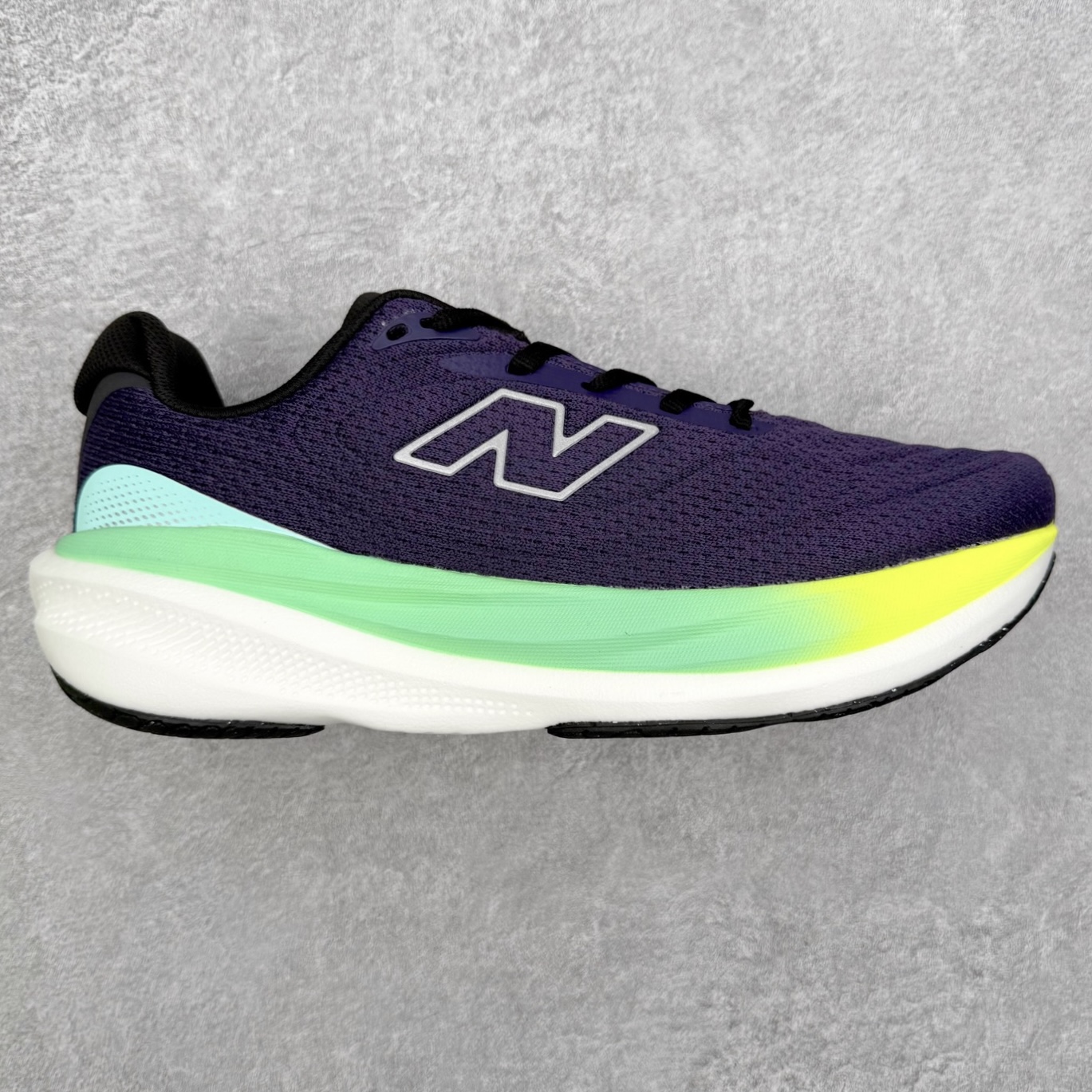 New Balance Fresh Foam X NB1080V6 新百伦系列低帮轻量化厚底健身休闲运动慢跑鞋 近赏｜无论是日常慢跑，还是City Walk，它都可轻松应对提起今年最流行的事情，想必在你所在的城市来一段City Walk，是很多潮男潮女都会做的吧。当时间来到十月，一年中最舒服的时光，无论是慢跑也好，还是City Walk，今天推荐的这双鞋，都可以轻松应对。那就是可以带给你久违的松弛感、治愈你柔软的需要的New Balance Fresh Foam X1080v15。作为New Balance经典跑鞋系列，1080系列可以说凝聚了品牌历来前沿科技与制造匠心。今年的v13版本可谓再度革新。在舒适体验、运动性能以及造型风格三个维度上做到了有机交融。舒适体验一直是1080跑鞋系列带给我们最大的直观感受，加上本就带有严肃跑鞋基因，在今年全新材料配方的Fresh FoamX中底泡棉上则有了不一样的缓震性能，重新定义“踩屎感”。可再生柔软针织鞋面使用可追溯的Repreve再生鞋面材料，柔软透气的鞋面提供绵密的贴合与包裹感，轻量分区橡胶大底分区外底橡胶采用新材料，改进纹路设计，增加前掌外底硬度，提升滚动反馈和传动效率。尺码：36 36.5 37 38 39.5 40 40.5 41.5 42 42.5 43 44 44.5 45-选品中心