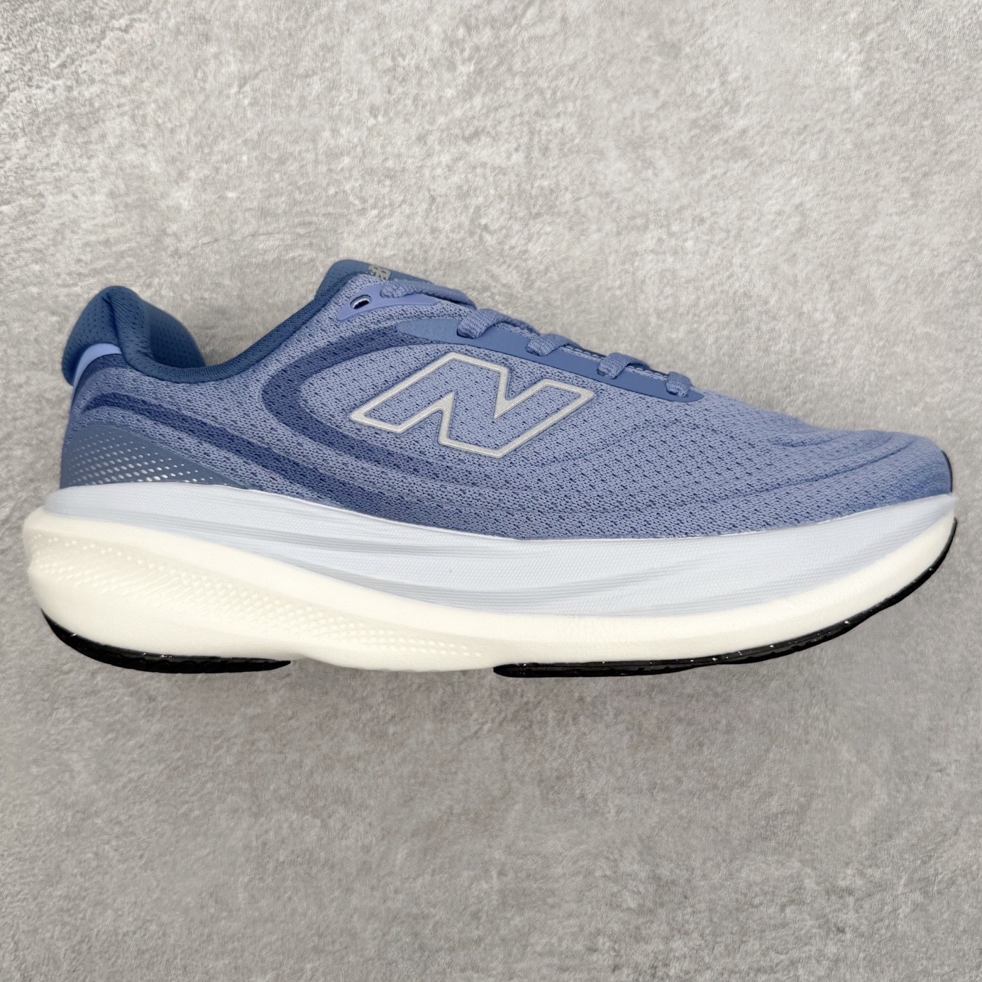New Balance Fresh Foam X NB1080V6 新百伦系列低帮轻量化厚底健身休闲运动慢跑鞋 近赏|无论是日常慢跑,还是City Walk,它都可轻松应对提起今年最流行的事情,想必在你所在的城市来一段City Walk,是很多潮男潮女都会做的吧.当时间来到十月,一年中最舒服的时光,无论是慢跑也好,还是City Walk,今天推荐的这双鞋,都可以轻松应对.那就是可以带给你久违的松弛感、治愈你柔软的需要的New Balance Fresh Foam X1080v15.作为New Balance经典跑鞋系列,1080系列可以说凝聚了品牌历来前沿科技与制造匠心.今年的v13版本可谓再度革新.在舒适体验、运动性能以及造型风格三个维度上做到了有机交融.舒适体验一直是1080跑鞋系列带给我们最大的直观感受,加上本就带有严肃跑鞋基因,在今年全新材料配方的Fresh FoamX中底泡棉上则有了不一样的缓震性能,重新定义“踩屎感”.可再生柔软针织鞋面使用可追溯的Repreve再生鞋面材料,柔软透气的鞋面提供绵密的贴合与包裹感,轻量分区橡胶大底分区外底橡胶采用新材料,改进纹路设计,增加前掌外底硬度,提升滚动反馈和传动效率. 编码:Cby2936030