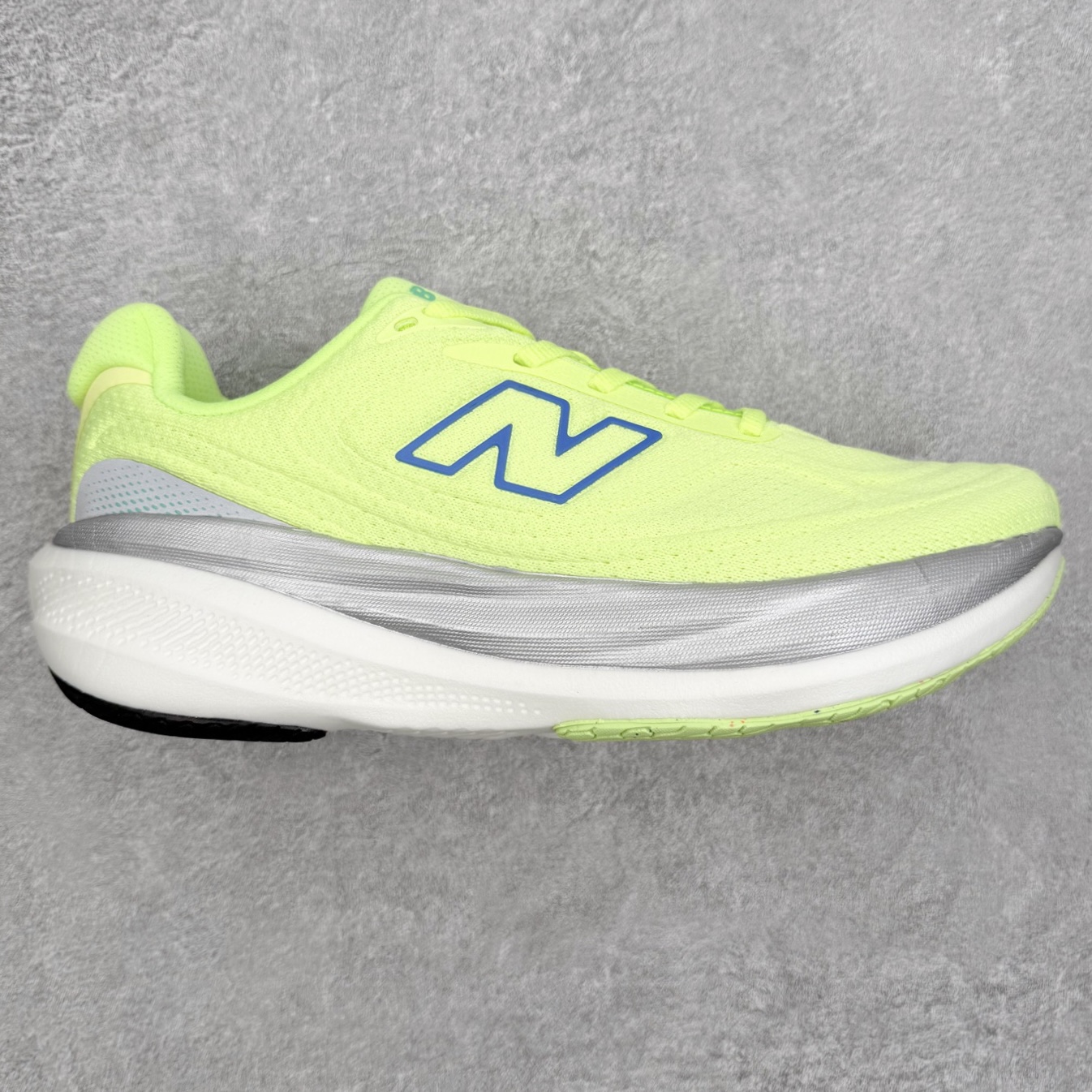 New Balance Fresh Foam X NB1080V6 新百伦系列低帮轻量化厚底健身休闲运动慢跑鞋 近赏｜无论是日常慢跑，还是City Walk，它都可轻松应对提起今年最流行的事情，想必在你所在的城市来一段City Walk，是很多潮男潮女都会做的吧。当时间来到十月，一年中最舒服的时光，无论是慢跑也好，还是City Walk，今天推荐的这双鞋，都可以轻松应对。那就是可以带给你久违的松弛感、治愈你柔软的需要的New Balance Fresh Foam X1080v15。作为New Balance经典跑鞋系列，1080系列可以说凝聚了品牌历来前沿科技与制造匠心。今年的v13版本可谓再度革新。在舒适体验、运动性能以及造型风格三个维度上做到了有机交融。舒适体验一直是1080跑鞋系列带给我们最大的直观感受，加上本就带有严肃跑鞋基因，在今年全新材料配方的Fresh FoamX中底泡棉上则有了不一样的缓震性能，重新定义“踩屎感”。可再生柔软针织鞋面使用可追溯的Repreve再生鞋面材料，柔软透气的鞋面提供绵密的贴合与包裹感，轻量分区橡胶大底分区外底橡胶采用新材料，改进纹路设计，增加前掌外底硬度，提升滚动反馈和传动效率。尺码：36 36.5 37 38 39.5 40 40.5 41.5 42 42.5 43 44 44.5 45-选品中心