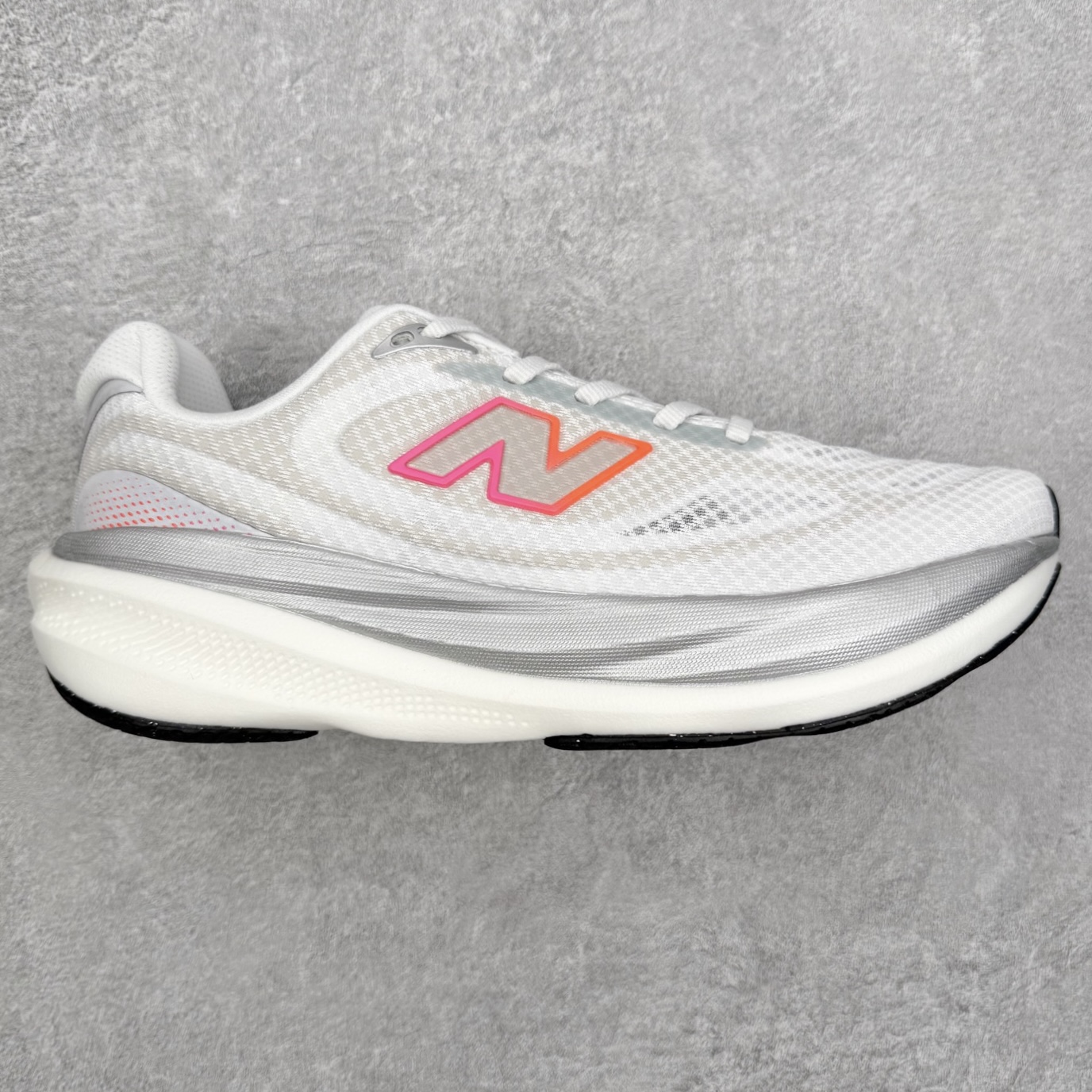 New Balance Fresh Foam X NB1080V6 新百伦系列低帮轻量化厚底健身休闲运动慢跑鞋 近赏｜无论是日常慢跑，还是City Walk，它都可轻松应对提起今年最流行的事情，想必在你所在的城市来一段City Walk，是很多潮男潮女都会做的吧。当时间来到十月，一年中最舒服的时光，无论是慢跑也好，还是City Walk，今天推荐的这双鞋，都可以轻松应对。那就是可以带给你久违的松弛感、治愈你柔软的需要的New Balance Fresh Foam X1080v15。作为New Balance经典跑鞋系列，1080系列可以说凝聚了品牌历来前沿科技与制造匠心。今年的v13版本可谓再度革新。在舒适体验、运动性能以及造型风格三个维度上做到了有机交融。舒适体验一直是1080跑鞋系列带给我们最大的直观感受，加上本就带有严肃跑鞋基因，在今年全新材料配方的Fresh FoamX中底泡棉上则有了不一样的缓震性能，重新定义“踩屎感”。可再生柔软针织鞋面使用可追溯的Repreve再生鞋面材料，柔软透气的鞋面提供绵密的贴合与包裹感，轻量分区橡胶大底分区外底橡胶采用新材料，改进纹路设计，增加前掌外底硬度，提升滚动反馈和传动效率。尺码：36 36.5 37 38 39.5 40 40.5 41.5 42 42.5 43 44 44.5 45-选品中心