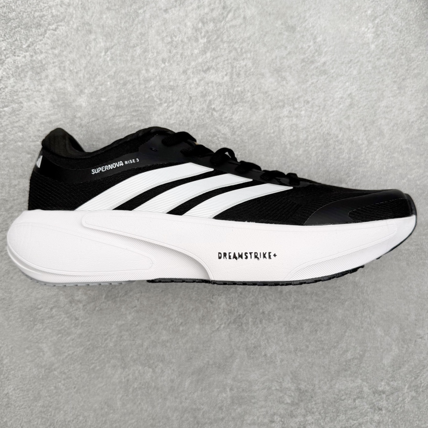 AD Adizero Adios Pro 4 马拉松竞速专业跑鞋 JR7671 CELERMESH针织网面非常轻薄 纤维间的缝隙很大 可以保证跑步时的透气、排汗效果 鞋舌直接与两侧的内衬和鞋底连接在一起 在跑步过程中不会被鞋舌的左右移动所困扰 在标准鞋带孔的基础上再拓宽一组鞋带孔 适合不同脚型的需求 突破性 EnergyRods 技术，有助于跑者实现更好的成绩 中底独特的LIGHTSTRIKE PRO泡棉材质 微弹感觉在跑步过程中给予了良好的支撑体验 对于顶级精英和高水平进阶跑者来说 ADIOS PRO是一双值得信赖的竞速比赛用鞋 尺码：36 36.5 37.5 38 38.5 39 40 40.5 41 42 42.5 43 44 44.5 45-选品中心