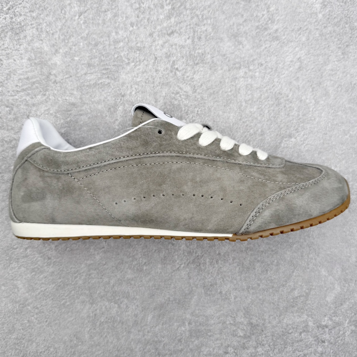 Alo yoga Sunset 舒适生活休闲鞋 男女同款 品牌故事Alo Yoga于2007年创立于洛杉矶，意在传播有意识的运动，同时激发人们的健康识与创造力。品牌的核心理念在于制作能够带来完美体验的瑜伽服饰与功能性单品，让有意识的运动融入并改变生活。Alo Yoga将其设计延伸到日常服饰概念，坚持不懈地捕捉当代时尚潮流，将品牌的运动美学理念、精致前卫的设计与舒适功能面料完美结合。与此同时，Alo Yoga的设计受到了时尚界人士与名人们的追捧，Talor Swift、Kendall Jenner等街拍照片中都曾出现品牌不同单品的身影。实拍调校N版已经零色差零失真 百分百还原实物色彩所见即所得 不存在货不对板色差等低级问题 选购参考实物拍摄 不混卖不参货 只用心做好货严格选品 承诺混一赔十 尺码：36 36.5 37.5 38 38.5 39 40 40.5 41 42 42.5 43 44 44.5 45-选品中心