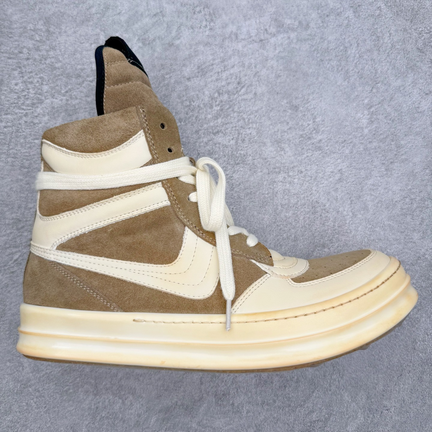 ＃DG纯原 Rick Owens Edfu 瑞克·欧文斯高帮皮面时尚运动板鞋 棕色擦旧 二级市场已经7K以上 平台客户随意卖四位数 RO广东原厂出品 纯原天花板 原版一比一复刻 冲正绝不翻车 还原度达到百分之98以上 原楦开发纸版版型 ZP拆解原版1：1复模裁片纸版 力求做到0错位 这样才能达到和zp一致的鞋型味道 采用进口cnc数控机床开发对版独家tpu奶香大底 区别于市场所有版本 zp同源全头层粒面小牛皮 达到和zp一致手感 原厂进口细纹布 万邦订购原厂高弹粉红色海绵 内里搭配软质细腻羊皮 TPU高密度大底 软硬度透光度高已经测试和原版一致 尺码：36 37 38 39 40 41 42 43 44 45 46-选品中心