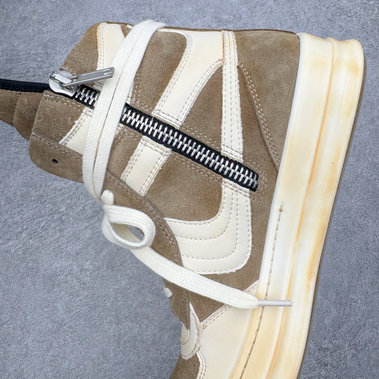 图片[7]-＃DG纯原 Rick Owens Edfu 瑞克·欧文斯高帮皮面时尚运动板鞋 棕色擦旧 二级市场已经7K以上 平台客户随意卖四位数 RO广东原厂出品 纯原天花板 原版一比一复刻 冲正绝不翻车 还原度达到百分之98以上 原楦开发纸版版型 ZP拆解原版1：1复模裁片纸版 力求做到0错位 这样才能达到和zp一致的鞋型味道 采用进口cnc数控机床开发对版独家tpu奶香大底 区别于市场所有版本 zp同源全头层粒面小牛皮 达到和zp一致手感 原厂进口细纹布 万邦订购原厂高弹粉红色海绵 内里搭配软质细腻羊皮 TPU高密度大底 软硬度透光度高已经测试和原版一致 尺码：36 37 38 39 40 41 42 43 44 45 46-选品中心