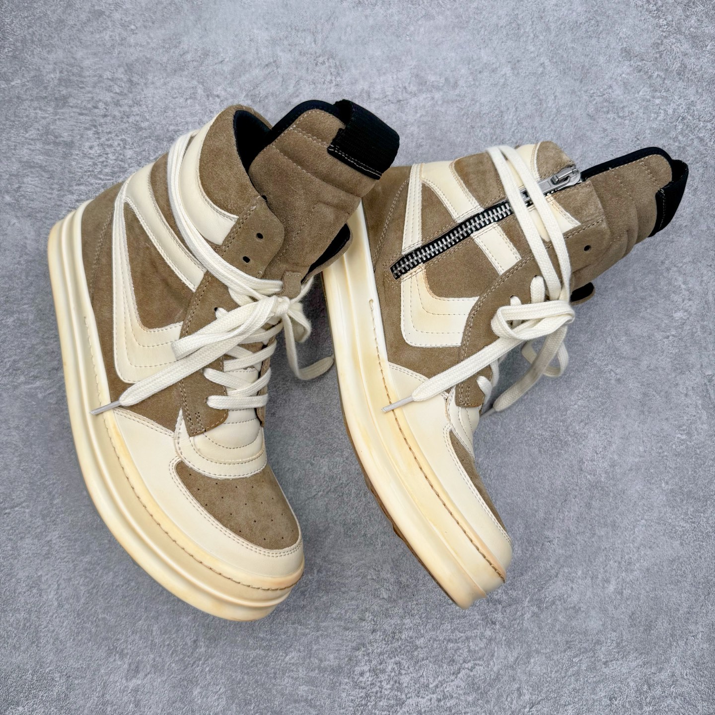 图片[3]-＃DG纯原 Rick Owens Edfu 瑞克·欧文斯高帮皮面时尚运动板鞋 棕色擦旧 二级市场已经7K以上 平台客户随意卖四位数 RO广东原厂出品 纯原天花板 原版一比一复刻 冲正绝不翻车 还原度达到百分之98以上 原楦开发纸版版型 ZP拆解原版1：1复模裁片纸版 力求做到0错位 这样才能达到和zp一致的鞋型味道 采用进口cnc数控机床开发对版独家tpu奶香大底 区别于市场所有版本 zp同源全头层粒面小牛皮 达到和zp一致手感 原厂进口细纹布 万邦订购原厂高弹粉红色海绵 内里搭配软质细腻羊皮 TPU高密度大底 软硬度透光度高已经测试和原版一致 尺码：36 37 38 39 40 41 42 43 44 45 46-选品中心