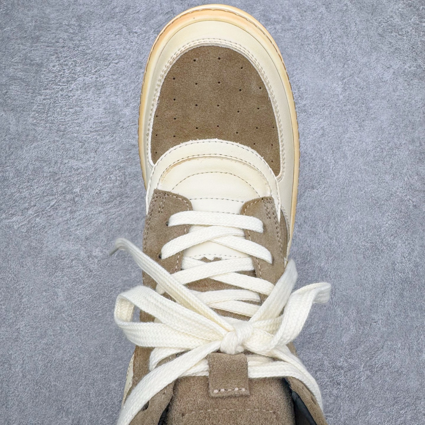 图片[4]-＃DG纯原 Rick Owens Edfu 瑞克·欧文斯高帮皮面时尚运动板鞋 棕色擦旧 二级市场已经7K以上 平台客户随意卖四位数 RO广东原厂出品 纯原天花板 原版一比一复刻 冲正绝不翻车 还原度达到百分之98以上 原楦开发纸版版型 ZP拆解原版1：1复模裁片纸版 力求做到0错位 这样才能达到和zp一致的鞋型味道 采用进口cnc数控机床开发对版独家tpu奶香大底 区别于市场所有版本 zp同源全头层粒面小牛皮 达到和zp一致手感 原厂进口细纹布 万邦订购原厂高弹粉红色海绵 内里搭配软质细腻羊皮 TPU高密度大底 软硬度透光度高已经测试和原版一致 尺码：36 37 38 39 40 41 42 43 44 45 46-选品中心