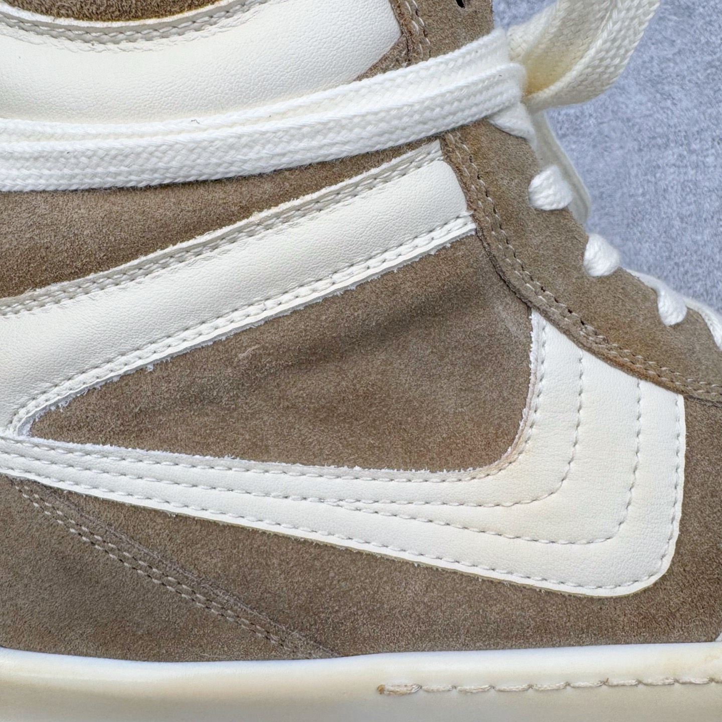 图片[18]-＃DG纯原 Rick Owens Edfu 瑞克·欧文斯高帮皮面时尚运动板鞋 棕色擦旧 二级市场已经7K以上 平台客户随意卖四位数 RO广东原厂出品 纯原天花板 原版一比一复刻 冲正绝不翻车 还原度达到百分之98以上 原楦开发纸版版型 ZP拆解原版1：1复模裁片纸版 力求做到0错位 这样才能达到和zp一致的鞋型味道 采用进口cnc数控机床开发对版独家tpu奶香大底 区别于市场所有版本 zp同源全头层粒面小牛皮 达到和zp一致手感 原厂进口细纹布 万邦订购原厂高弹粉红色海绵 内里搭配软质细腻羊皮 TPU高密度大底 软硬度透光度高已经测试和原版一致 尺码：36 37 38 39 40 41 42 43 44 45 46-选品中心