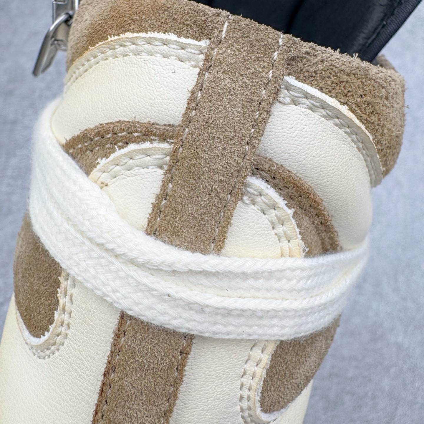 图片[17]-＃DG纯原 Rick Owens Edfu 瑞克·欧文斯高帮皮面时尚运动板鞋 棕色擦旧 二级市场已经7K以上 平台客户随意卖四位数 RO广东原厂出品 纯原天花板 原版一比一复刻 冲正绝不翻车 还原度达到百分之98以上 原楦开发纸版版型 ZP拆解原版1：1复模裁片纸版 力求做到0错位 这样才能达到和zp一致的鞋型味道 采用进口cnc数控机床开发对版独家tpu奶香大底 区别于市场所有版本 zp同源全头层粒面小牛皮 达到和zp一致手感 原厂进口细纹布 万邦订购原厂高弹粉红色海绵 内里搭配软质细腻羊皮 TPU高密度大底 软硬度透光度高已经测试和原版一致 尺码：36 37 38 39 40 41 42 43 44 45 46-选品中心