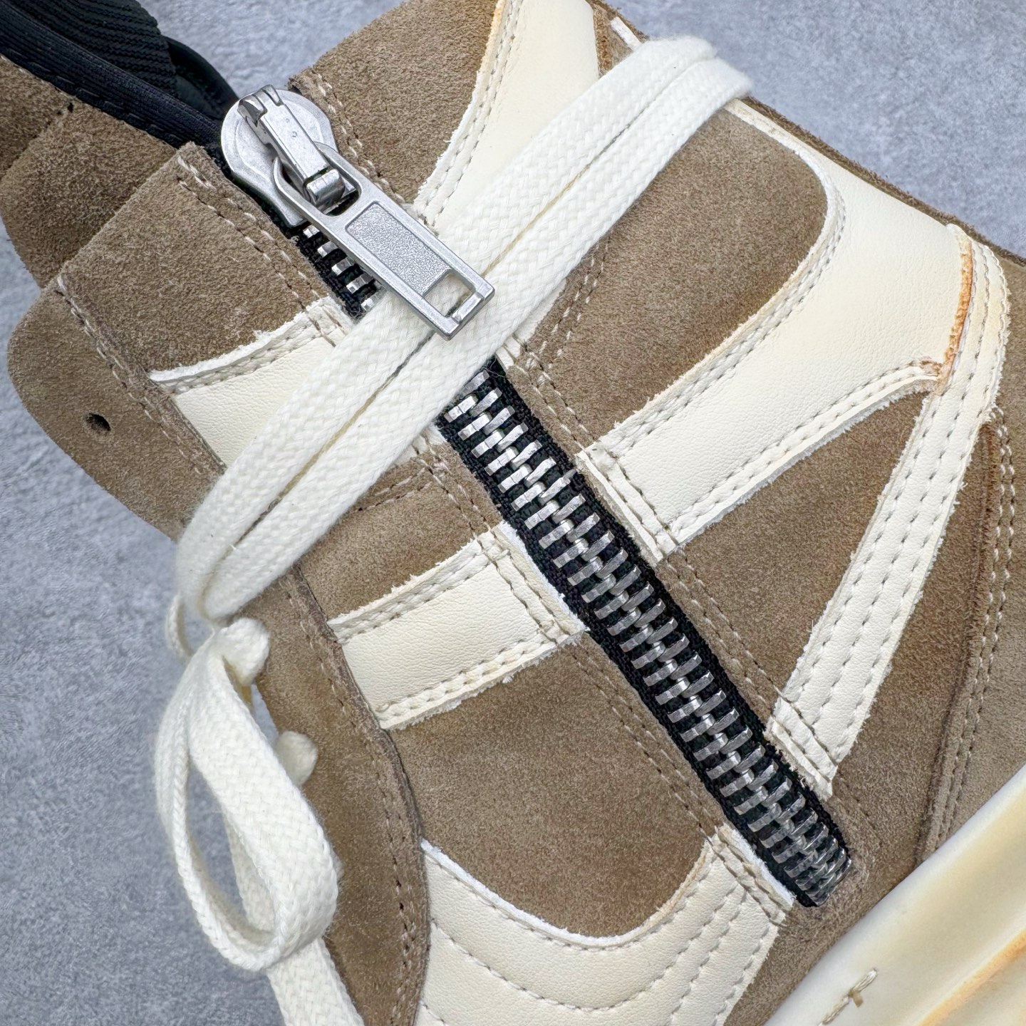 图片[12]-＃DG纯原 Rick Owens Edfu 瑞克·欧文斯高帮皮面时尚运动板鞋 棕色擦旧 二级市场已经7K以上 平台客户随意卖四位数 RO广东原厂出品 纯原天花板 原版一比一复刻 冲正绝不翻车 还原度达到百分之98以上 原楦开发纸版版型 ZP拆解原版1：1复模裁片纸版 力求做到0错位 这样才能达到和zp一致的鞋型味道 采用进口cnc数控机床开发对版独家tpu奶香大底 区别于市场所有版本 zp同源全头层粒面小牛皮 达到和zp一致手感 原厂进口细纹布 万邦订购原厂高弹粉红色海绵 内里搭配软质细腻羊皮 TPU高密度大底 软硬度透光度高已经测试和原版一致 尺码：36 37 38 39 40 41 42 43 44 45 46-选品中心