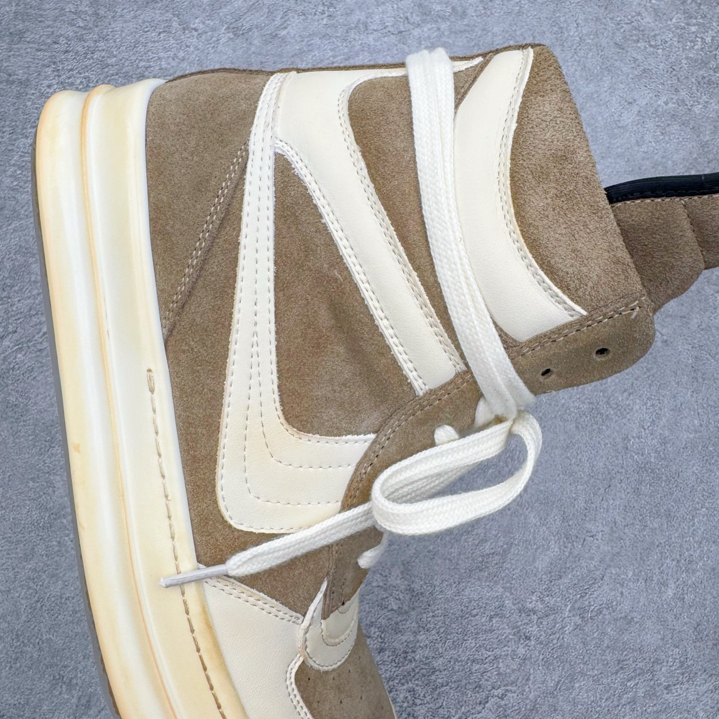 图片[6]-＃DG纯原 Rick Owens Edfu 瑞克·欧文斯高帮皮面时尚运动板鞋 棕色擦旧 二级市场已经7K以上 平台客户随意卖四位数 RO广东原厂出品 纯原天花板 原版一比一复刻 冲正绝不翻车 还原度达到百分之98以上 原楦开发纸版版型 ZP拆解原版1：1复模裁片纸版 力求做到0错位 这样才能达到和zp一致的鞋型味道 采用进口cnc数控机床开发对版独家tpu奶香大底 区别于市场所有版本 zp同源全头层粒面小牛皮 达到和zp一致手感 原厂进口细纹布 万邦订购原厂高弹粉红色海绵 内里搭配软质细腻羊皮 TPU高密度大底 软硬度透光度高已经测试和原版一致 尺码：36 37 38 39 40 41 42 43 44 45 46-选品中心